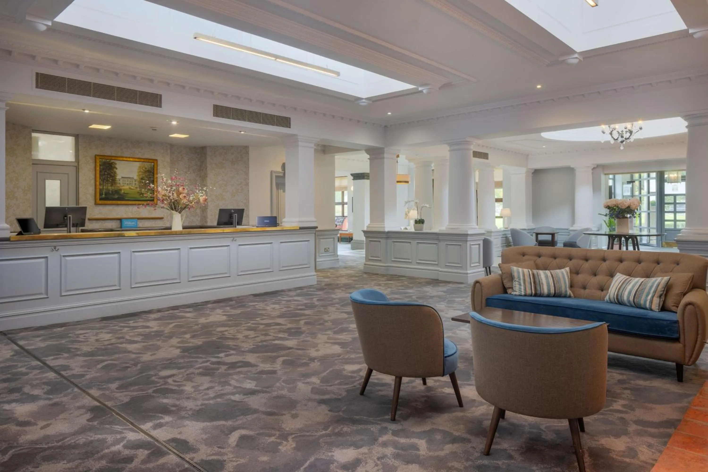 Lobby or reception in Hilton Puckrup Hall Hotel & Golf Club, Tewkesbury