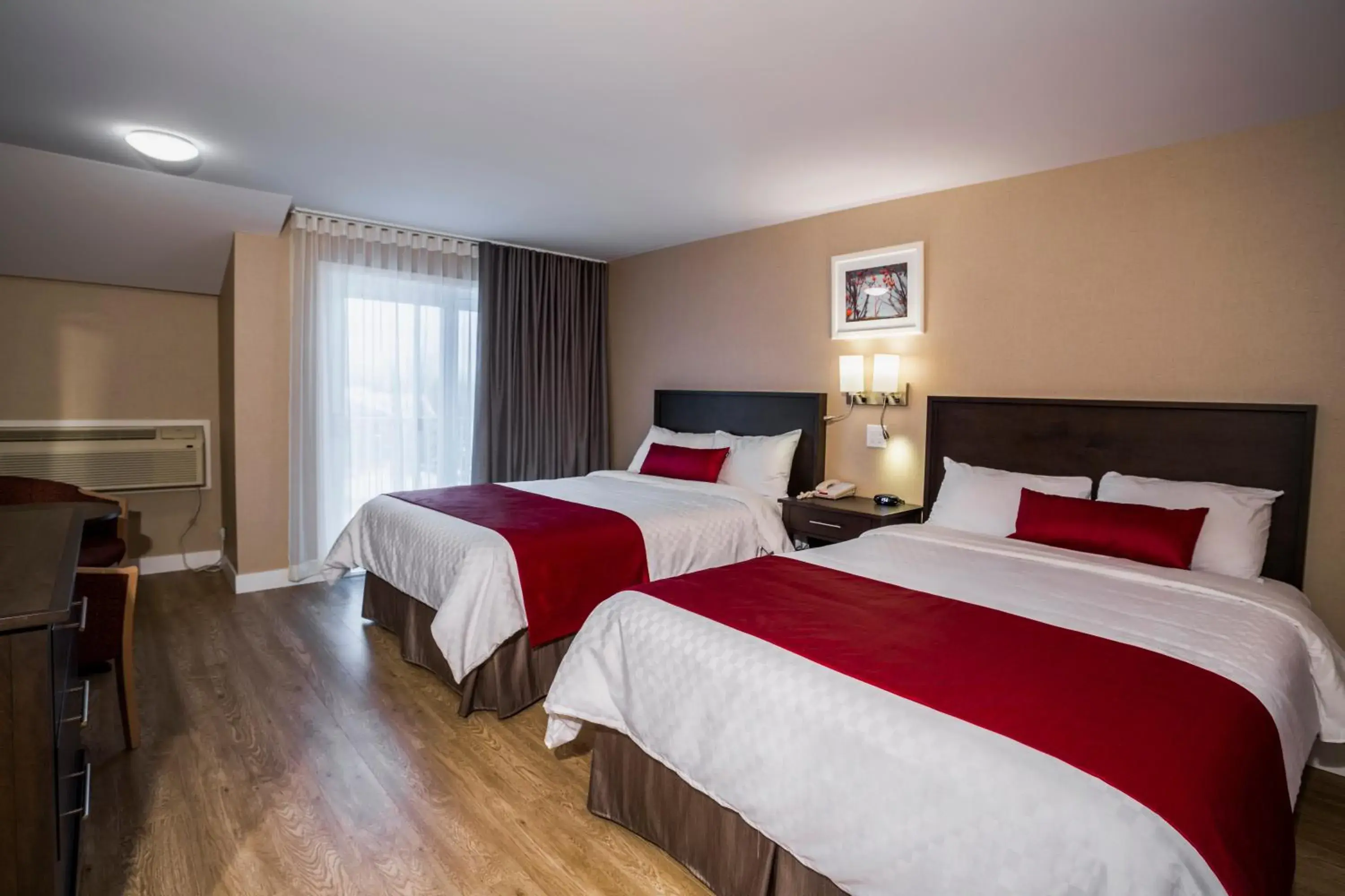 Superior Queen Room - 2 Queen Beds with Wood Floor in Hotel Bromont Superior Queen Room - 2 Queen Beds with Wood Floor in Hotel Bromont