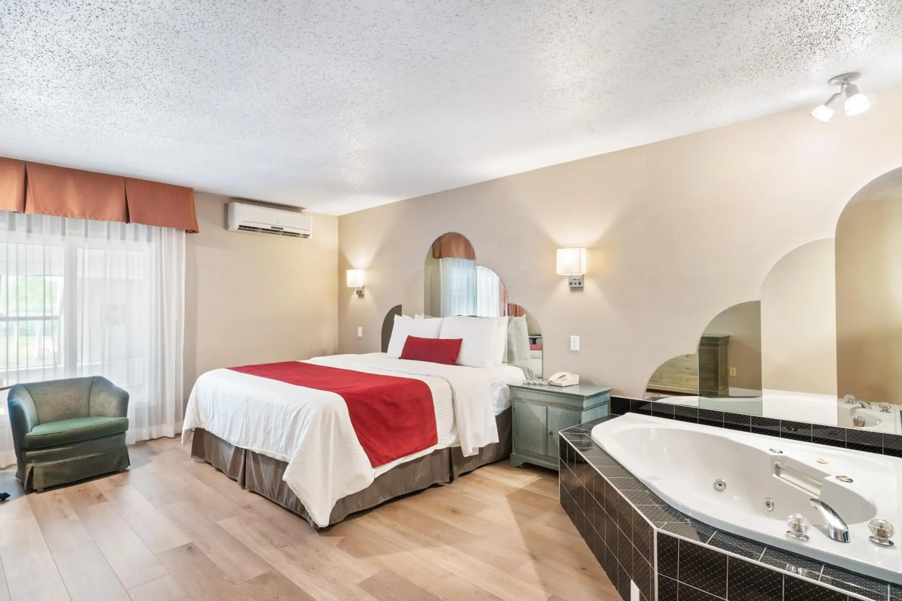 King Room - King Bed with Whirlpool Bath in Hotel Bromont King Room - King Bed with Whirlpool Bath in Hotel Bromont