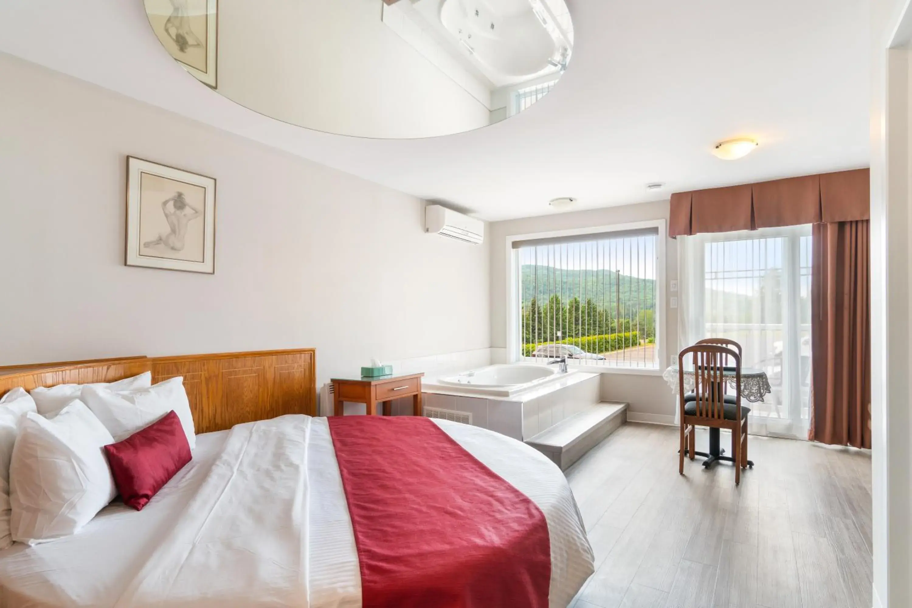 Superior King Room - King Bed with Double Whirlpool Bath and Fireplace in Hotel Bromont Superior King Room - King Bed with Double Whirlpool Bath and Fireplace in Hotel Bromont