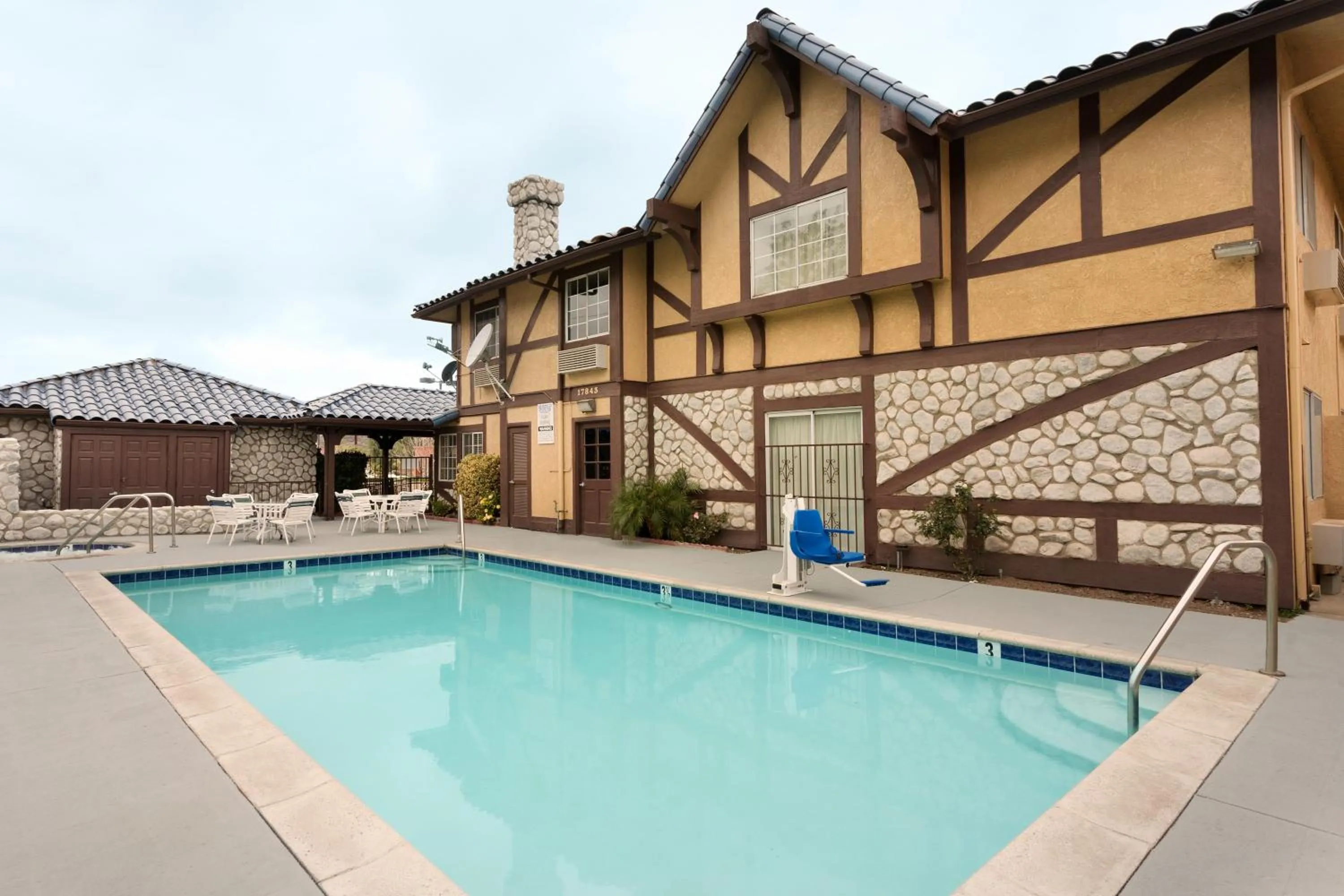 Swimming pool in Triplodge of Santa Clarita