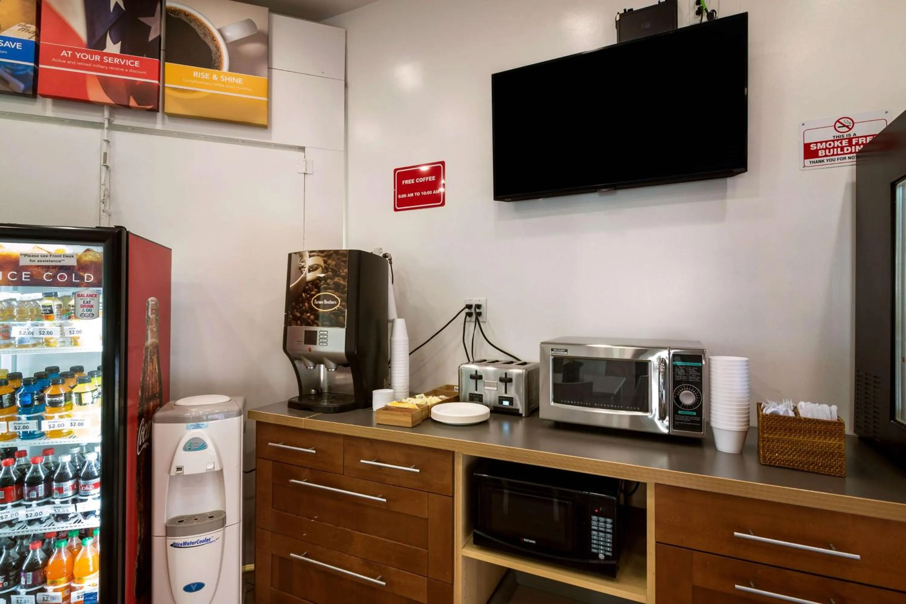 Communal lounge/ TV room in Motel 6 Monterey Park