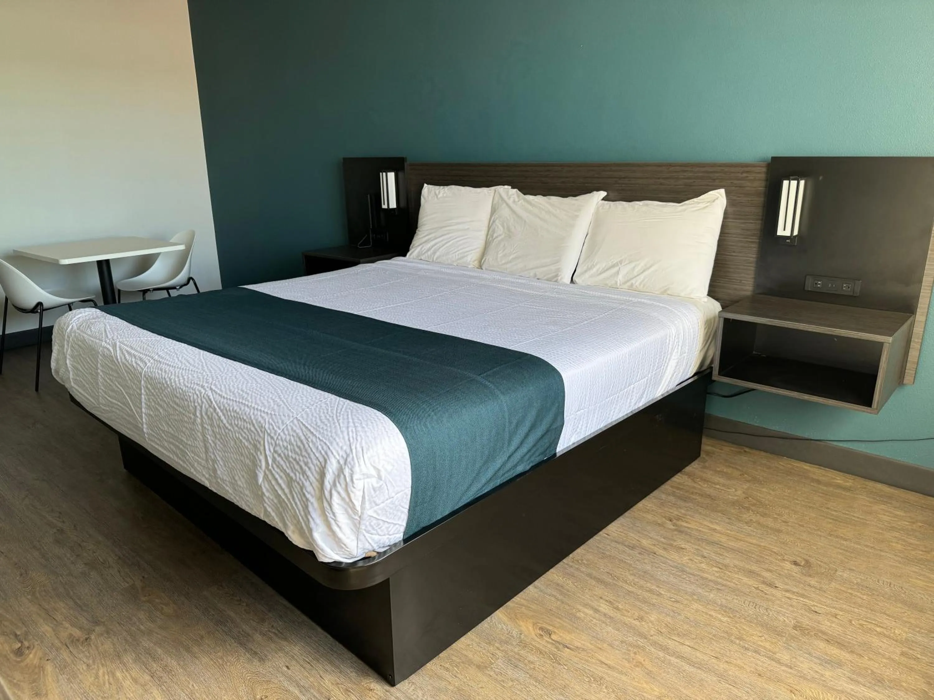 Bed in Studio 6 Suites Gardena, CA