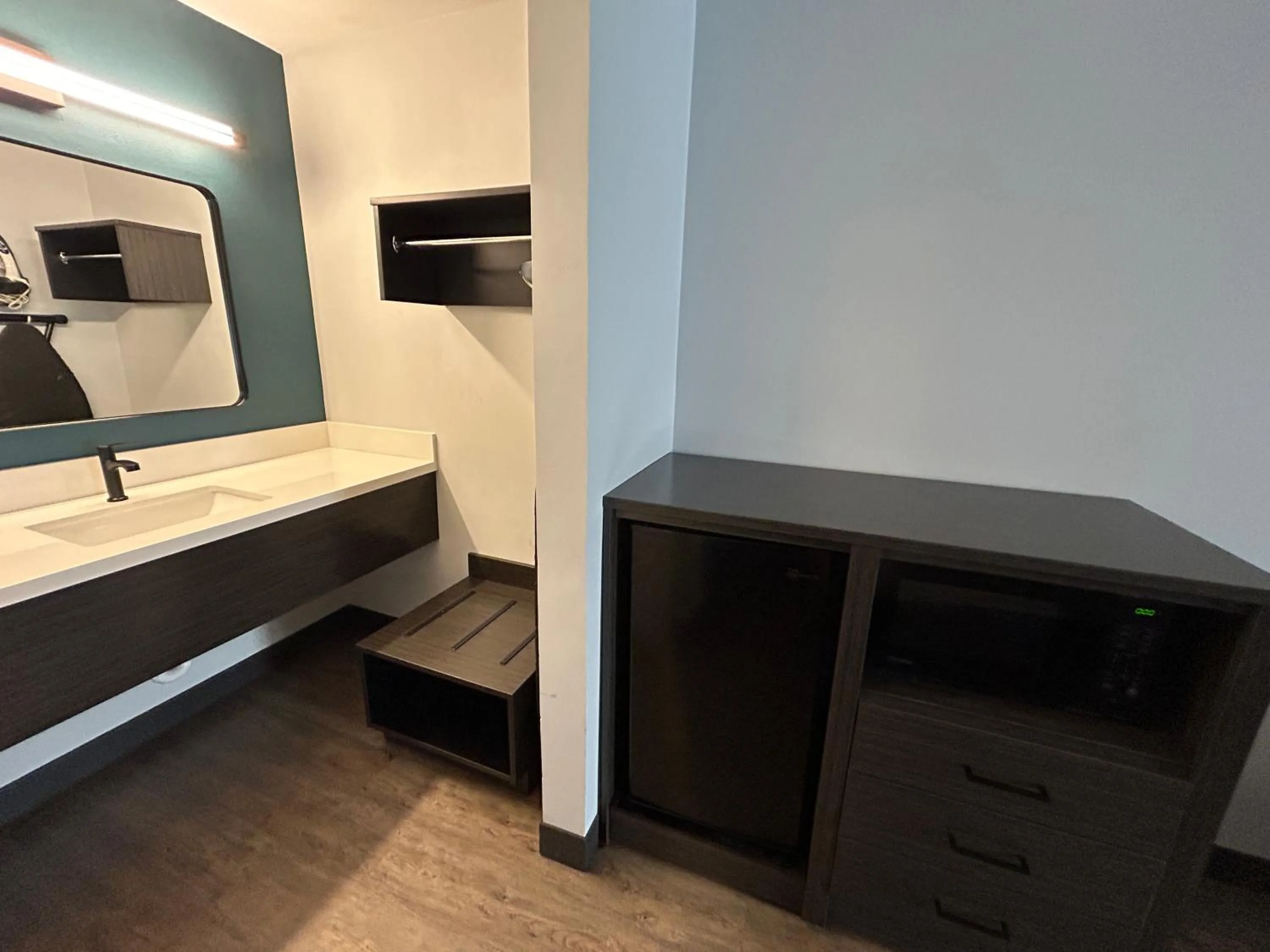 Bed in Studio 6 Suites Gardena, CA