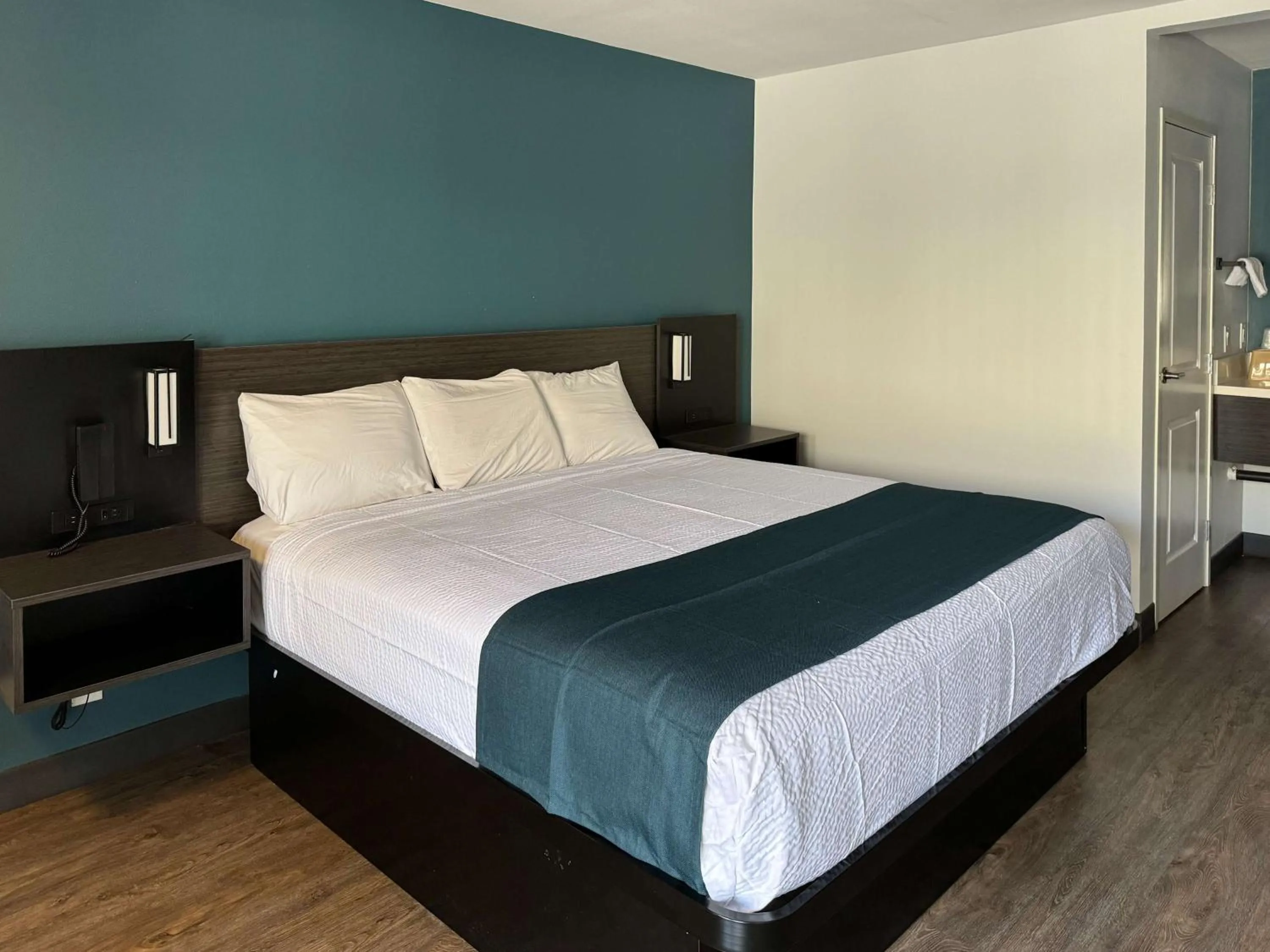 Bedroom, Bed in Studio 6 Suites Gardena, CA