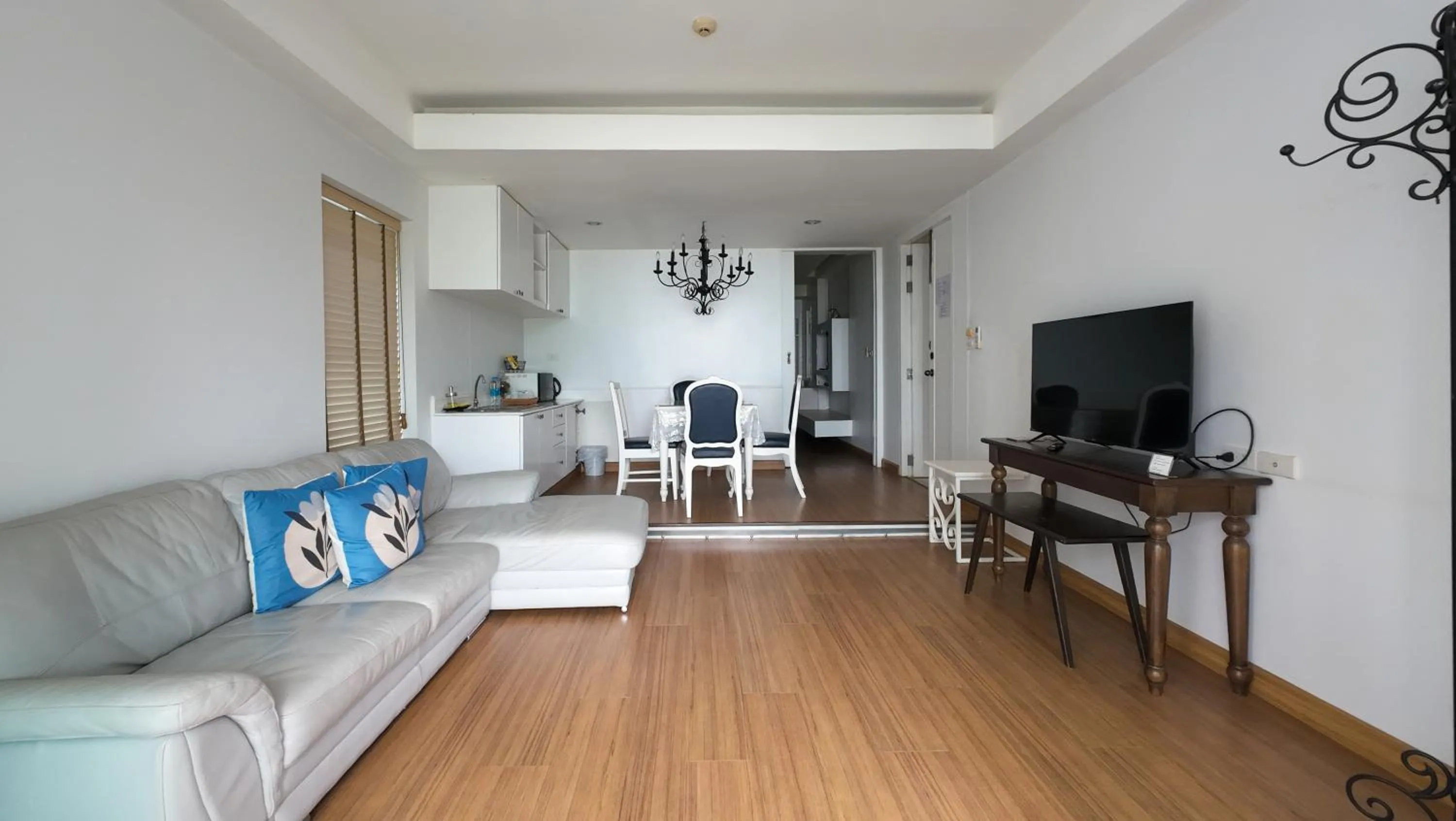 Communal lounge/ TV room in Verano Beach Villa