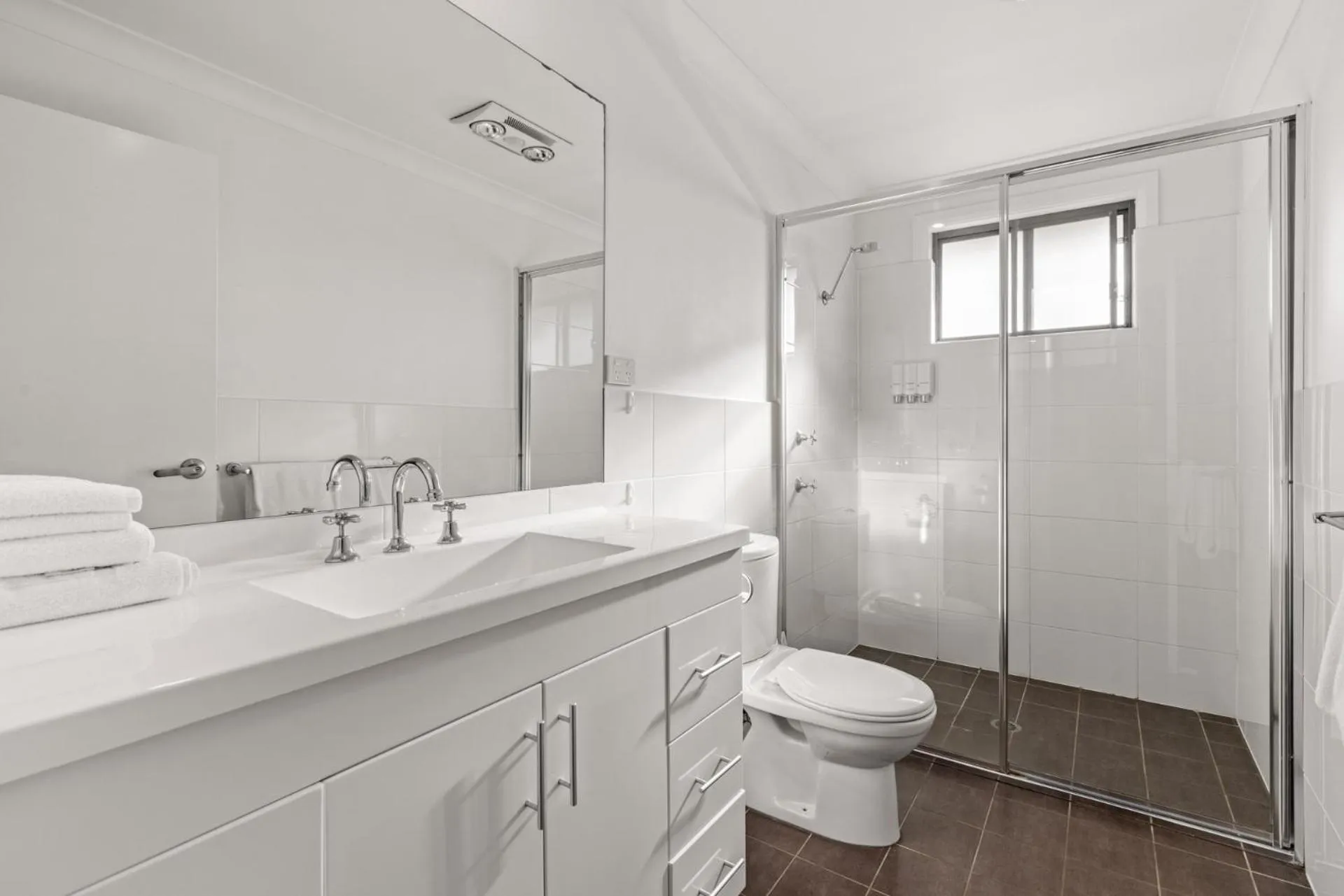 Bathroom in Macquarie Barracks Motor Inn