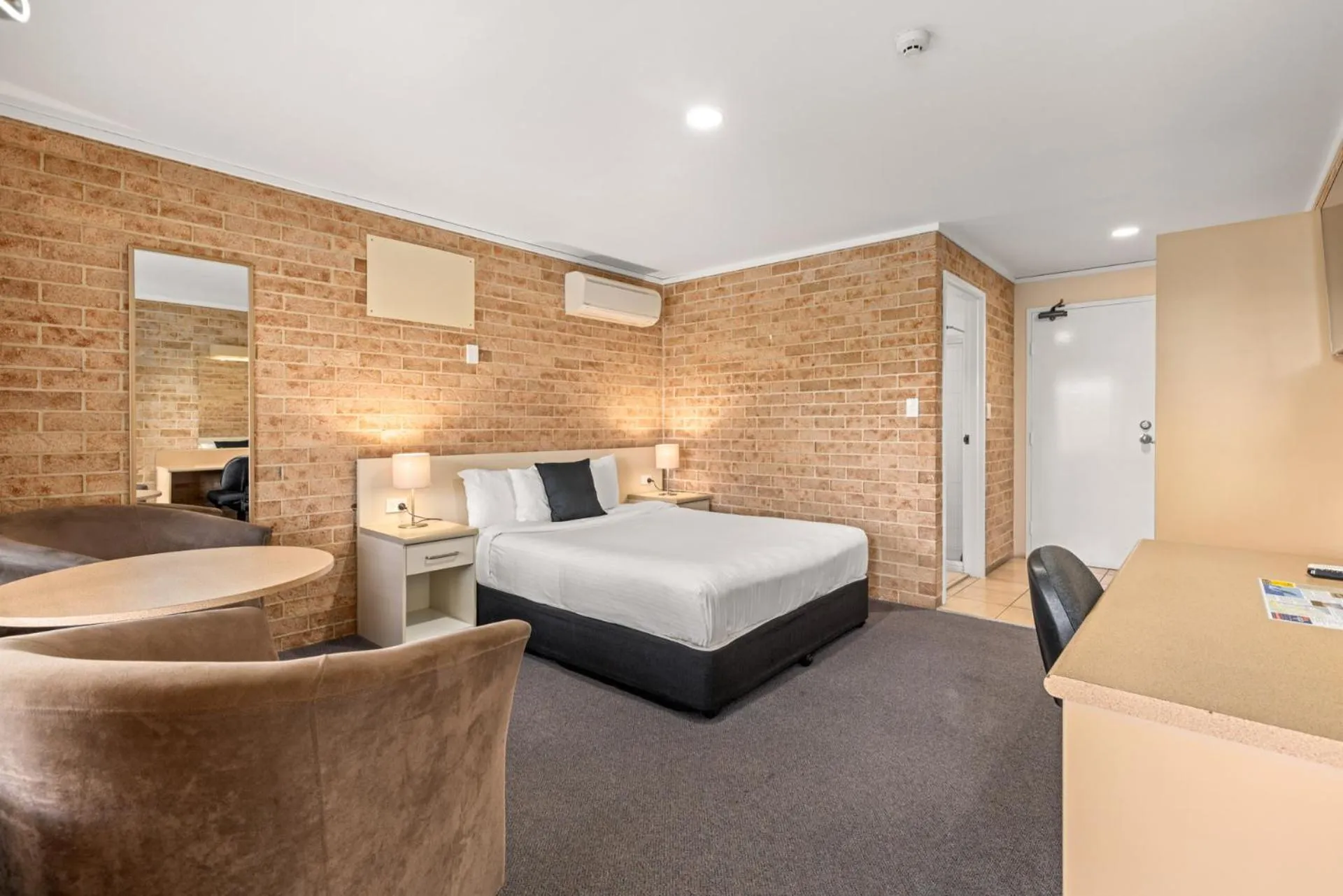 Photo of the whole room, Bed in Macquarie Barracks Motor Inn