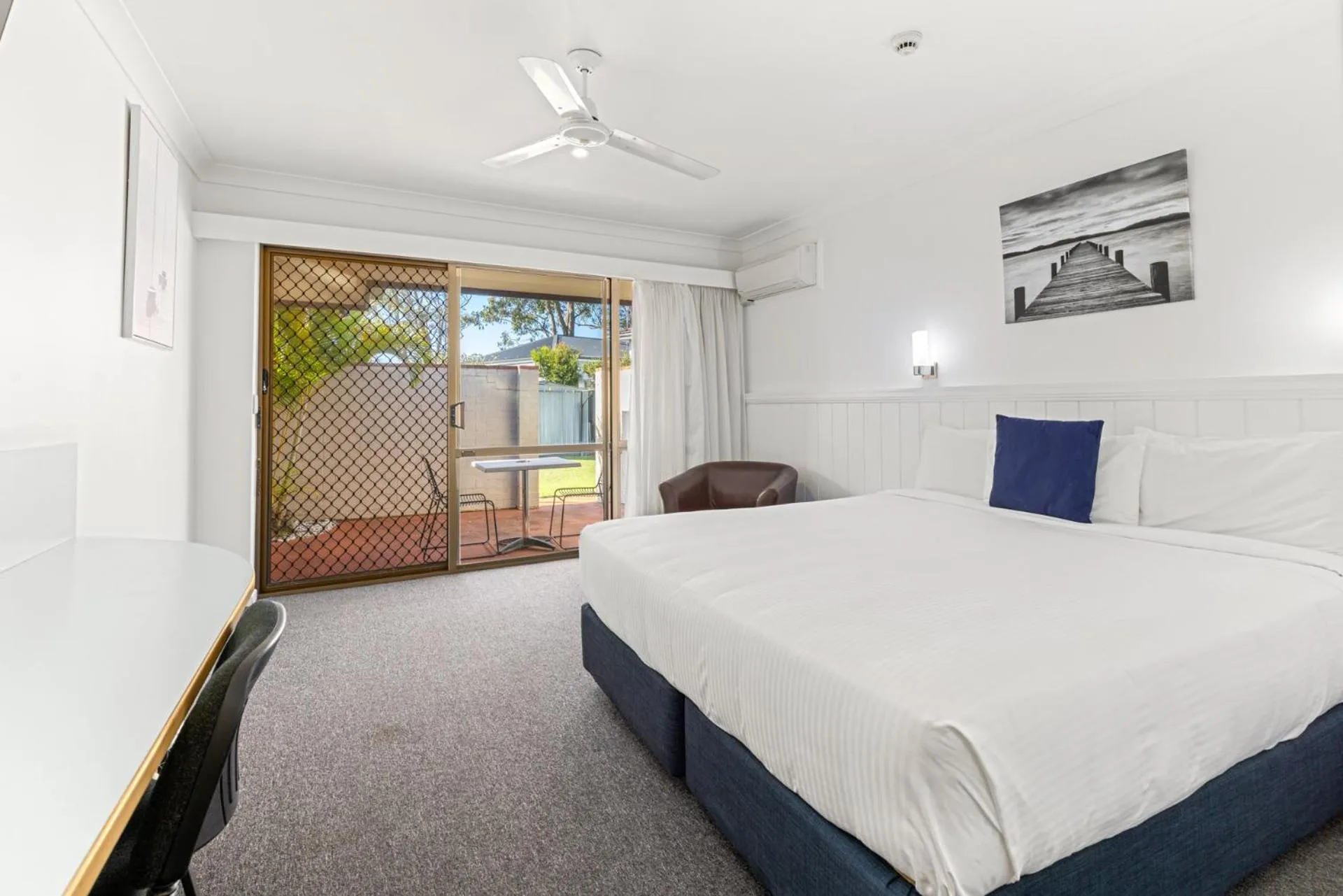 Bedroom, Bed in Macquarie Barracks Motor Inn