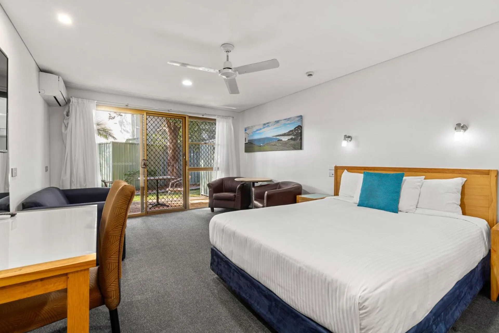 Seating area, Bed in Macquarie Barracks Motor Inn