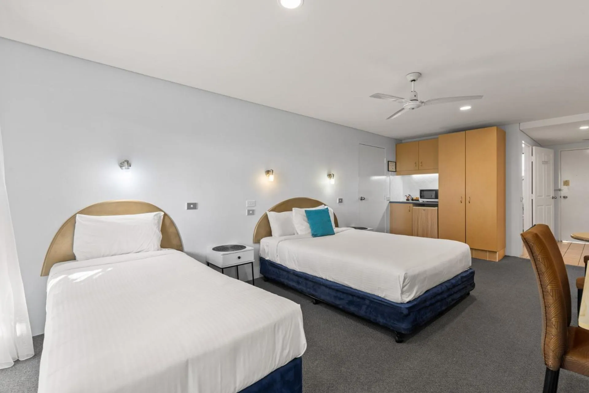 Kitchen or kitchenette, Bed in Macquarie Barracks Motor Inn
