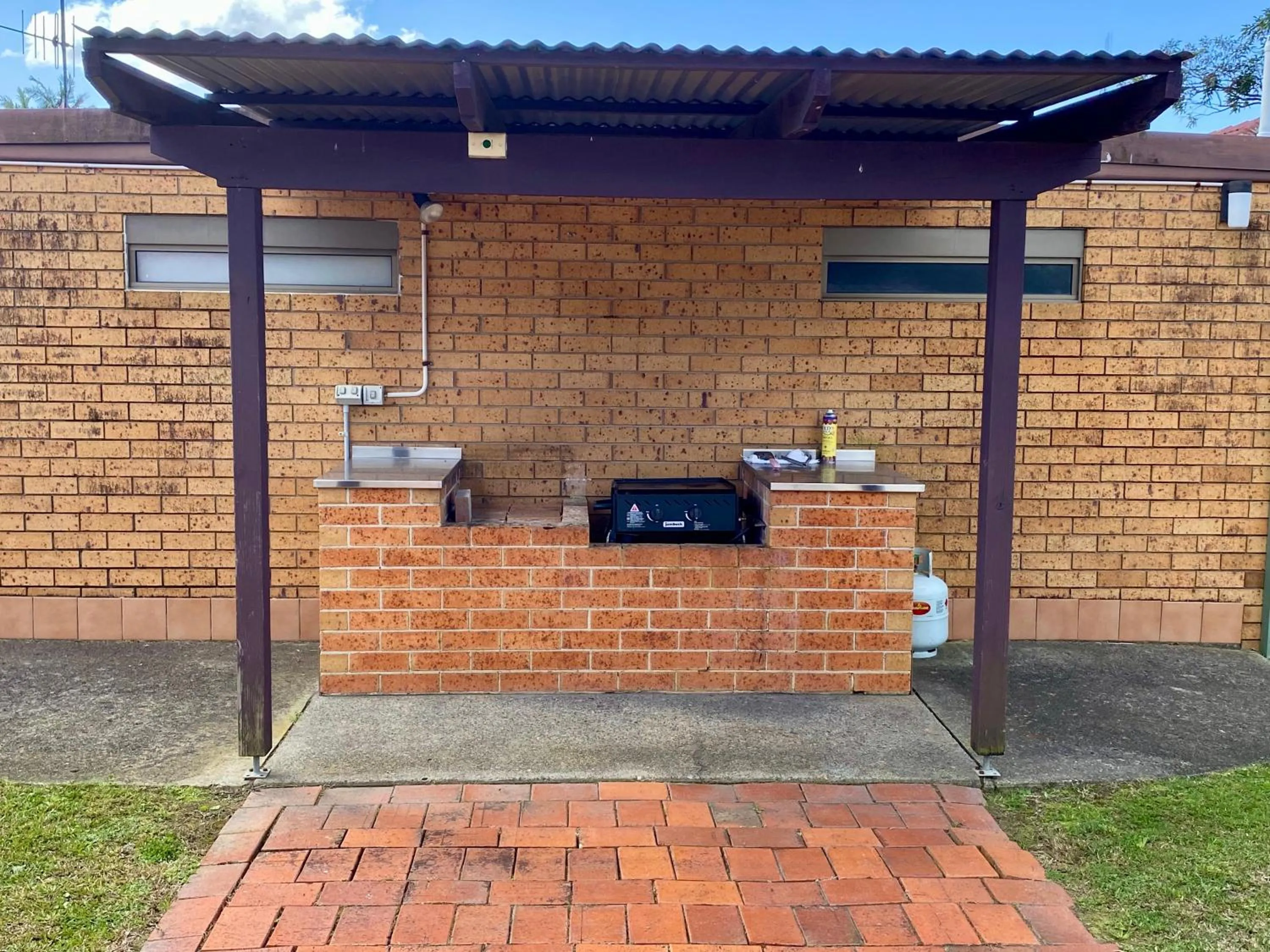 BBQ facilities in Macquarie Barracks Motor Inn