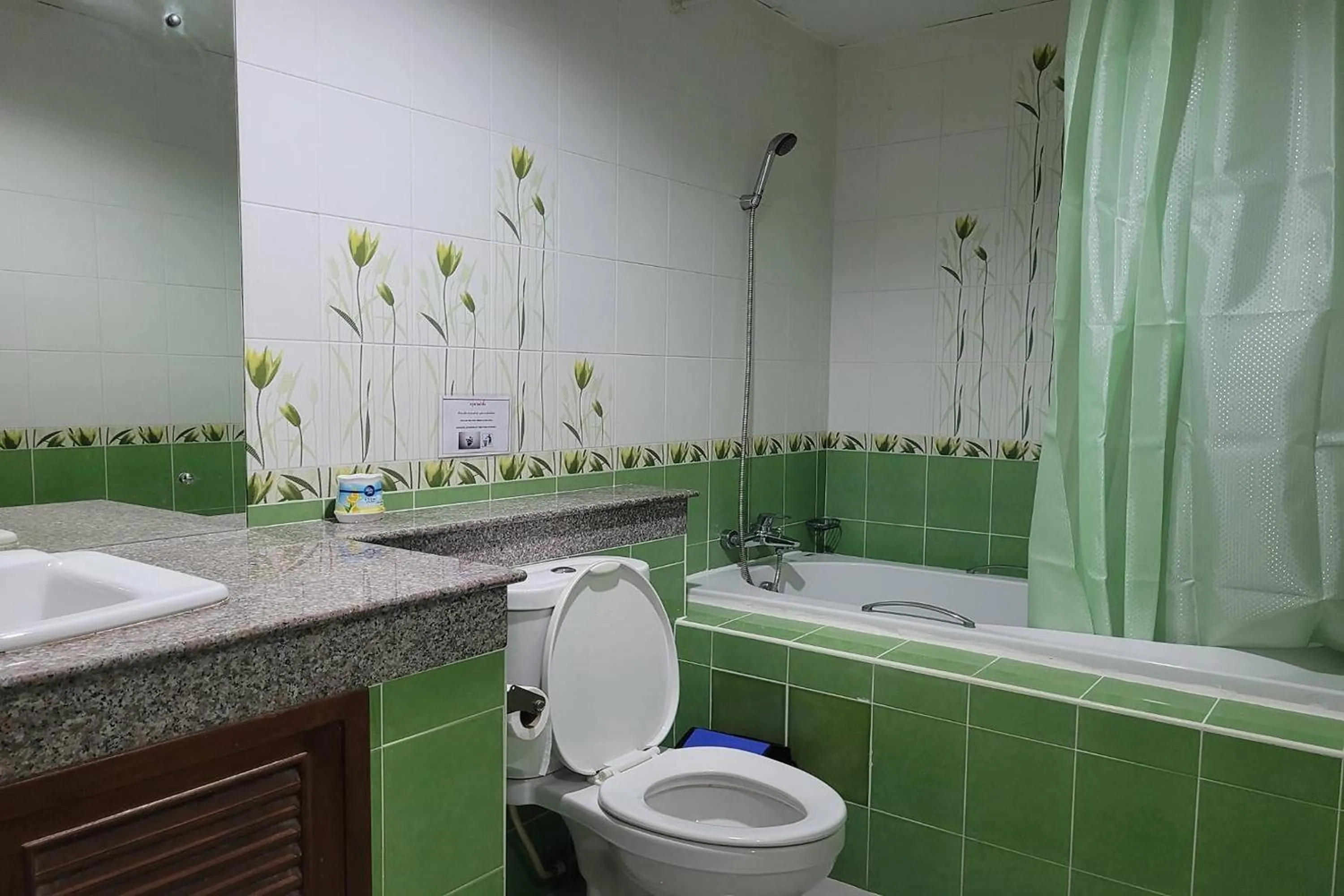 Shower in Kaewchantra Mansion