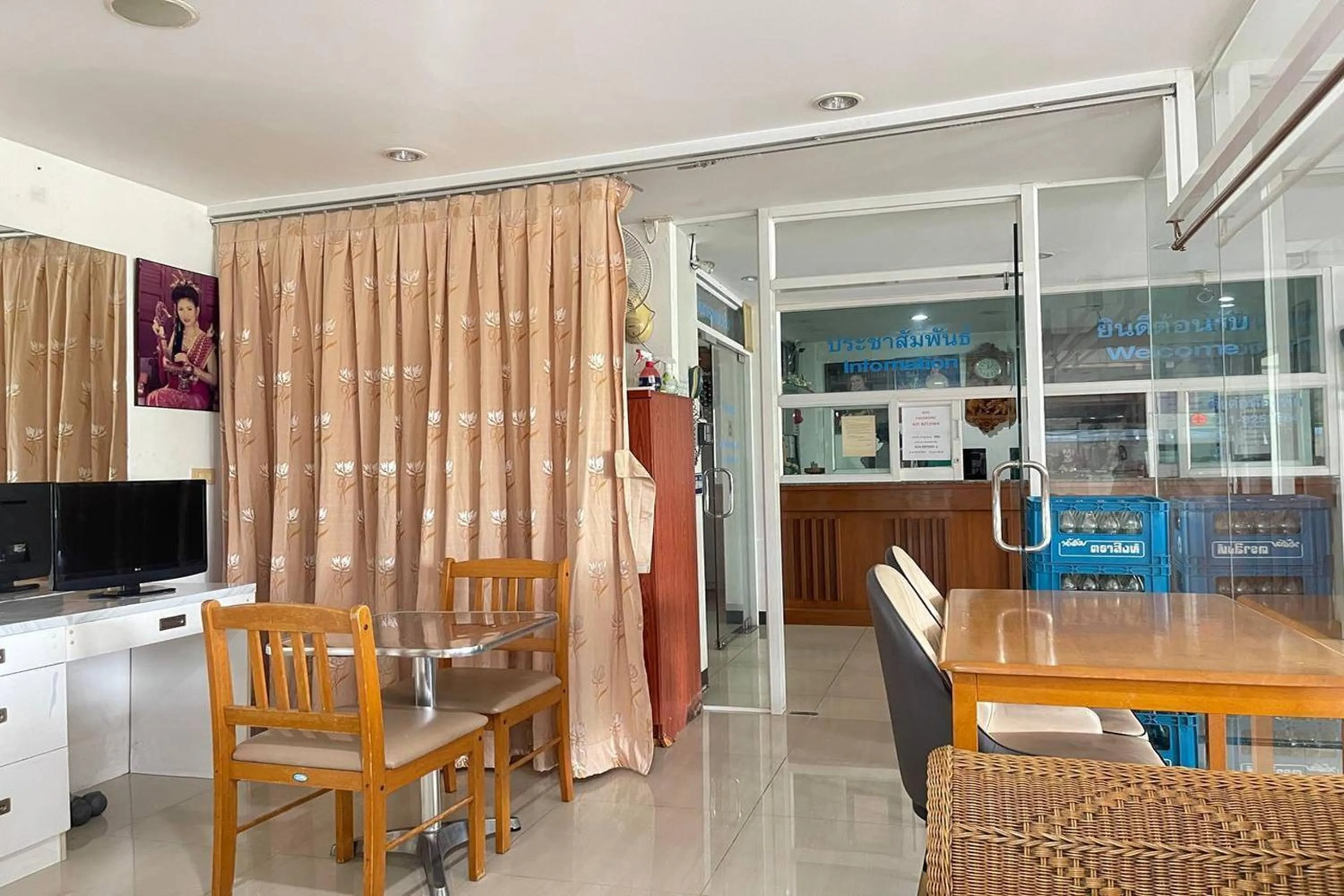 Dining area in Kaewchantra Mansion