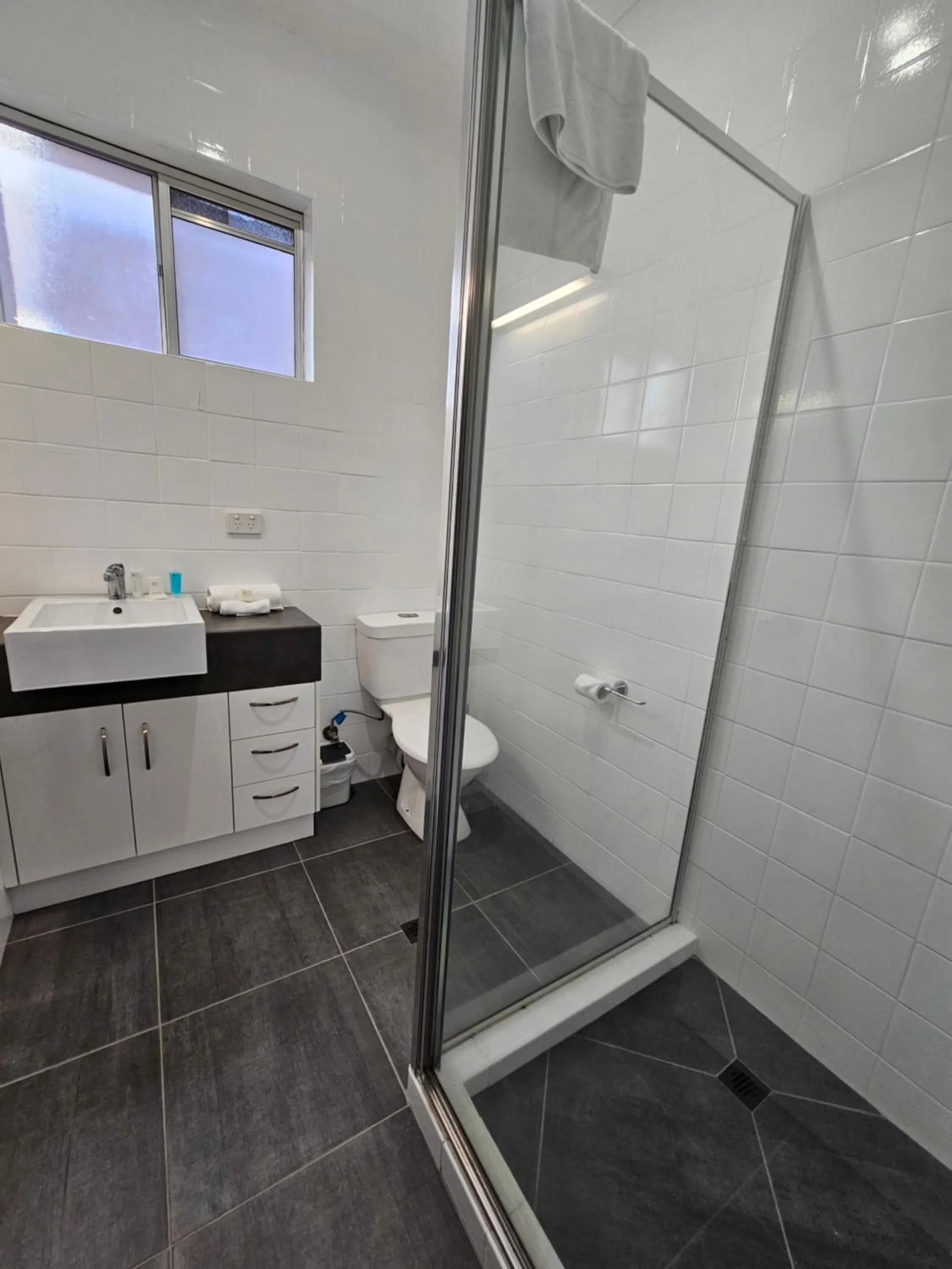 Bathroom in Blue Violet Motor Inn