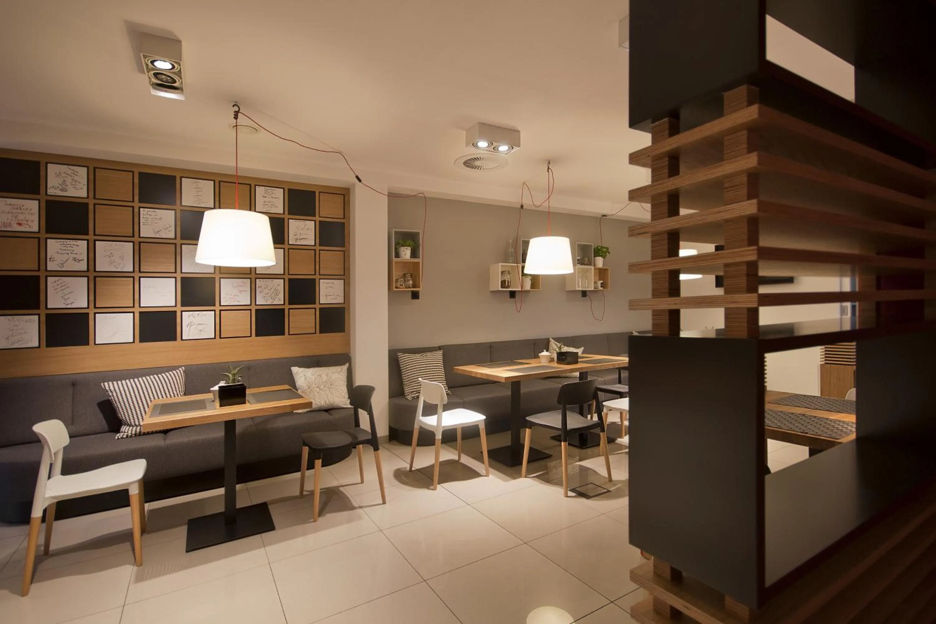 Restaurant/places to eat in Link Hotel