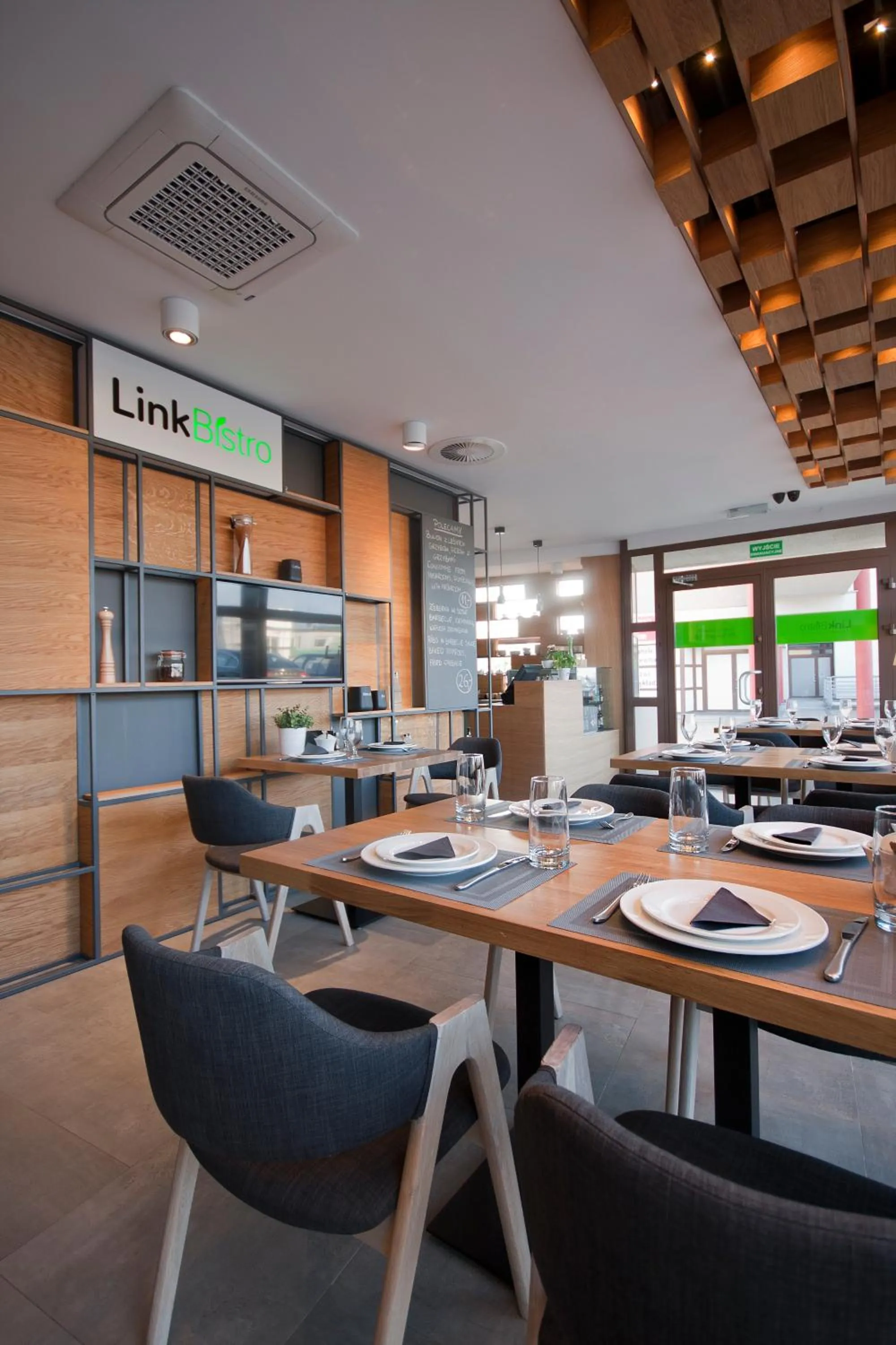 Restaurant/places to eat in Link Hotel