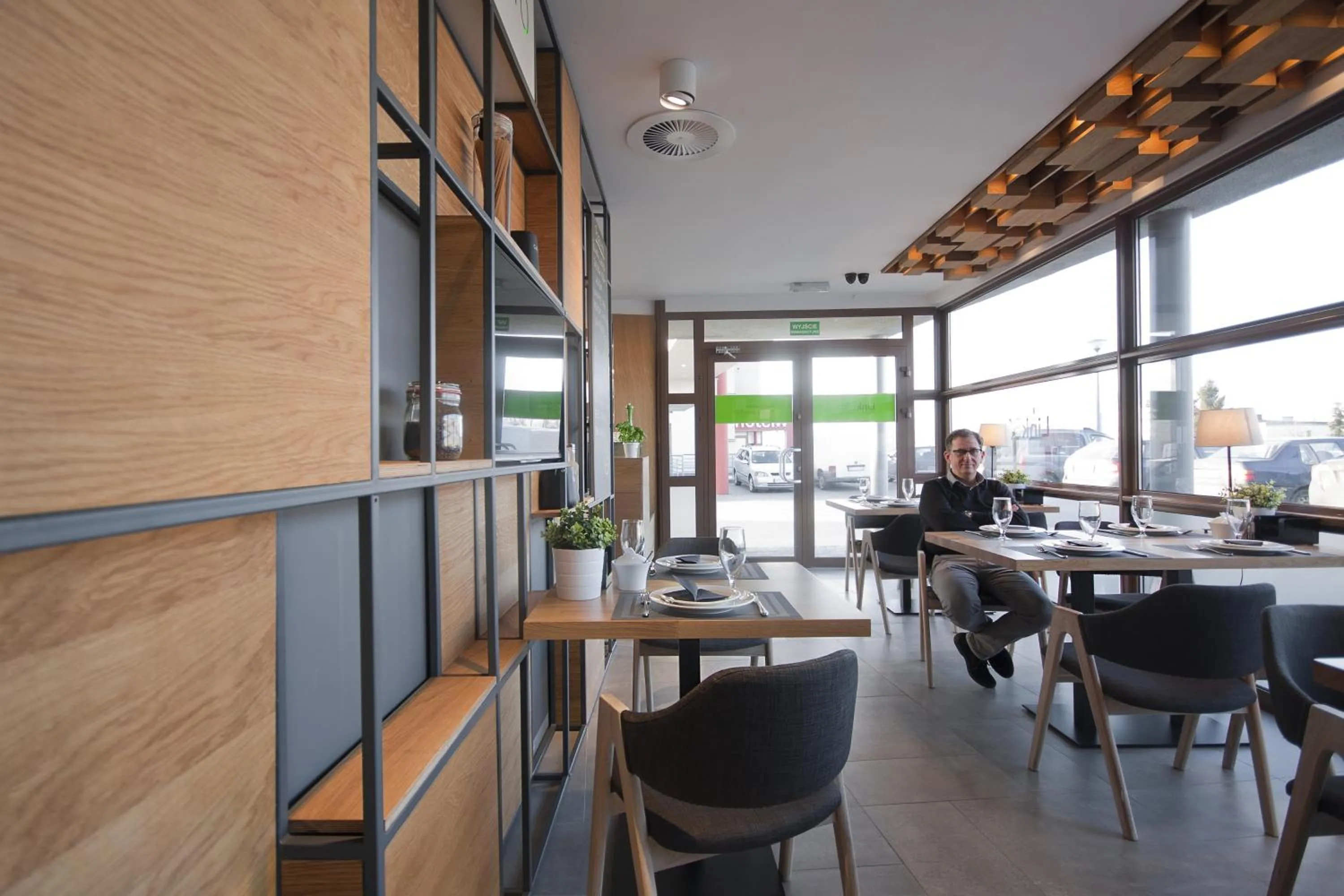 Restaurant/places to eat in Link Hotel