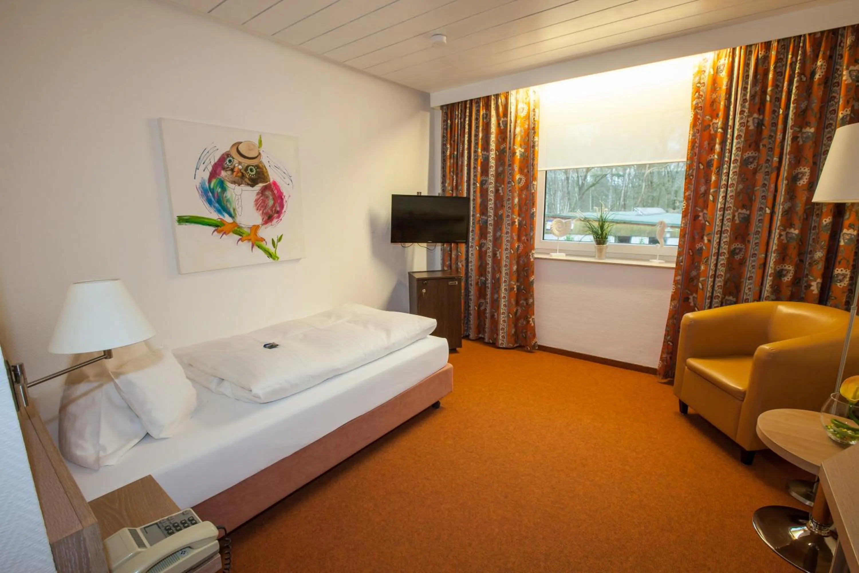 Photo of the whole room, Bed in Hotel am Springhorstsee