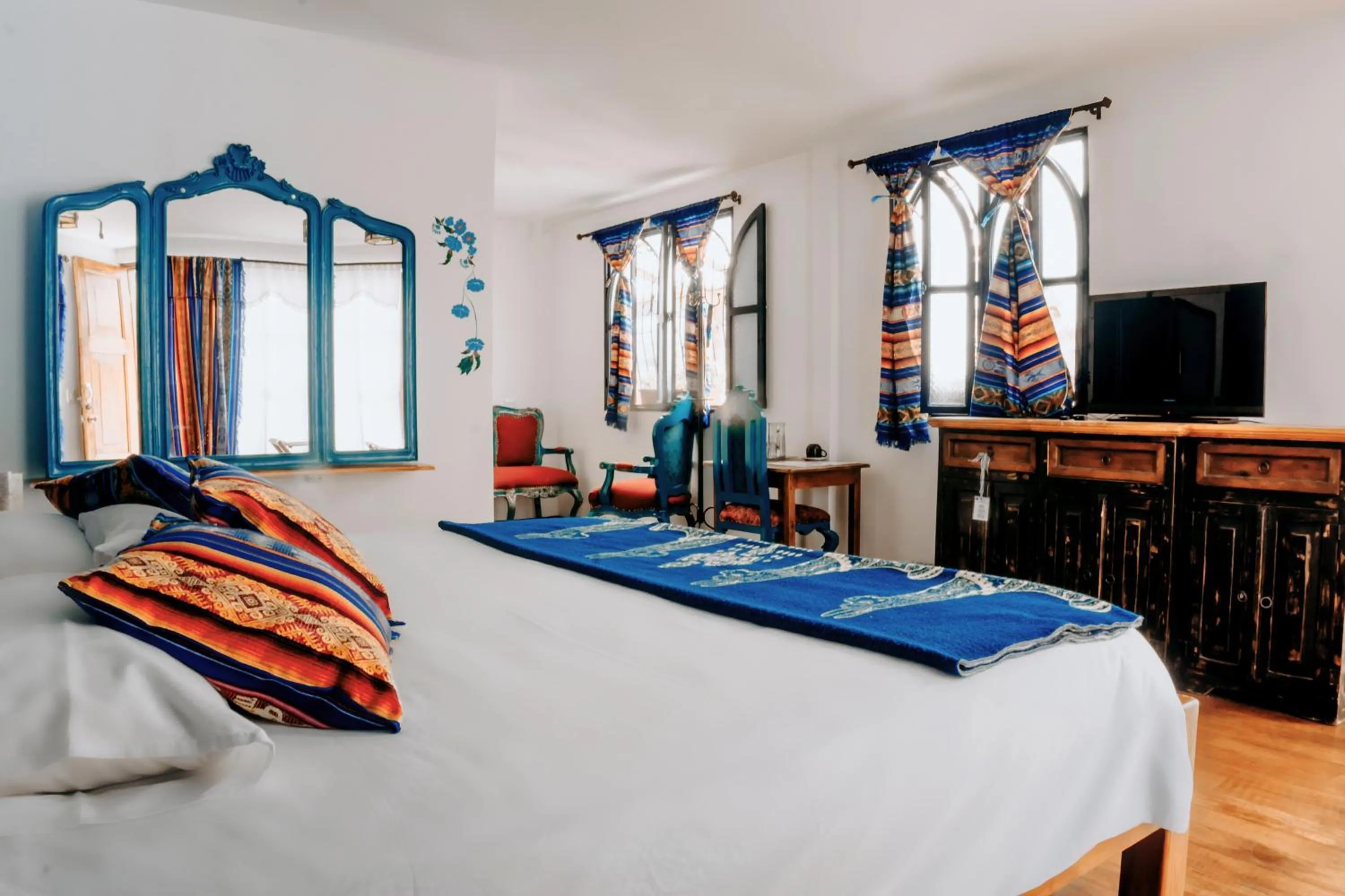 Communal lounge/ TV room, Bed in Hotel Casa Alquimia