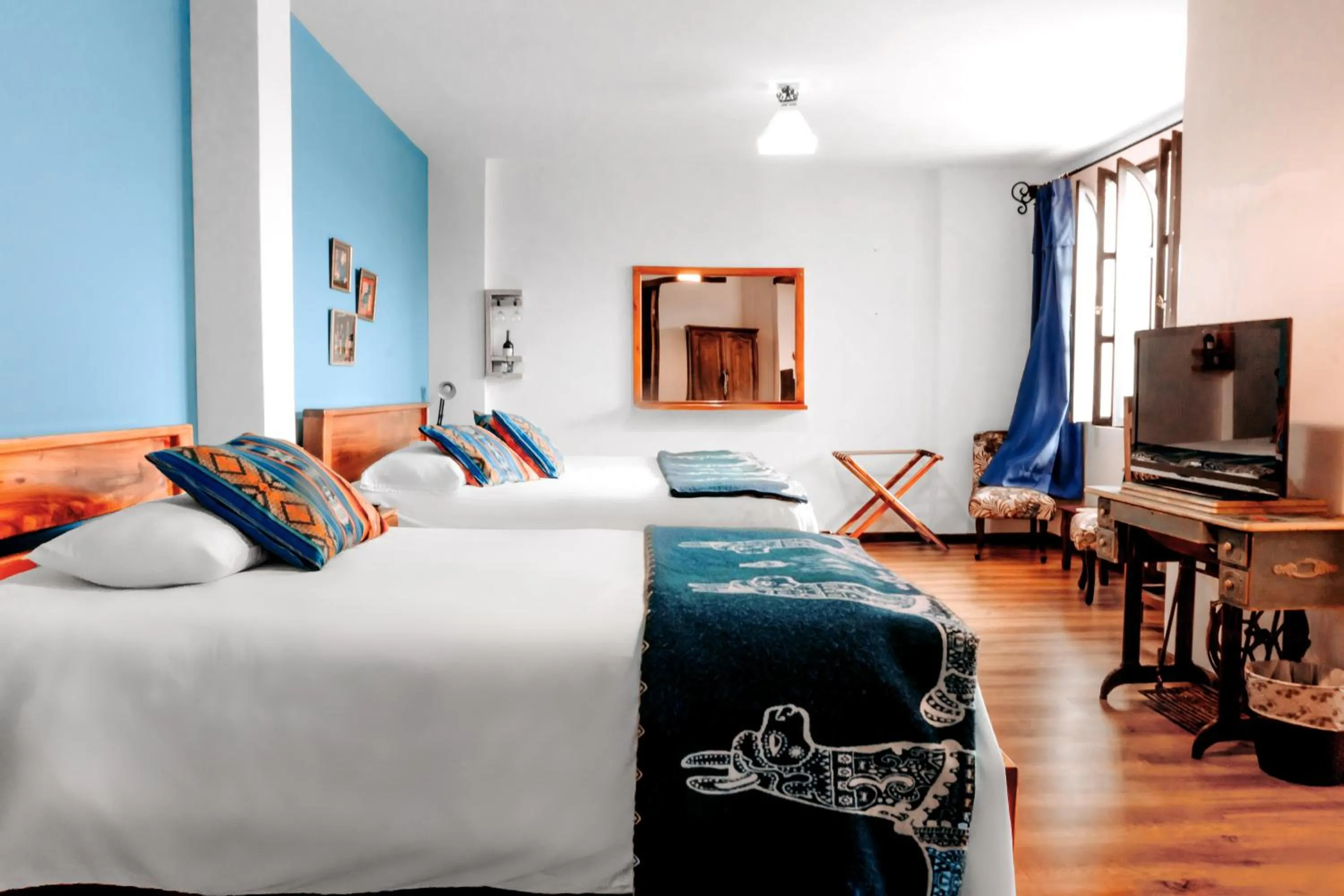 Communal lounge/ TV room, Bed in Hotel Casa Alquimia