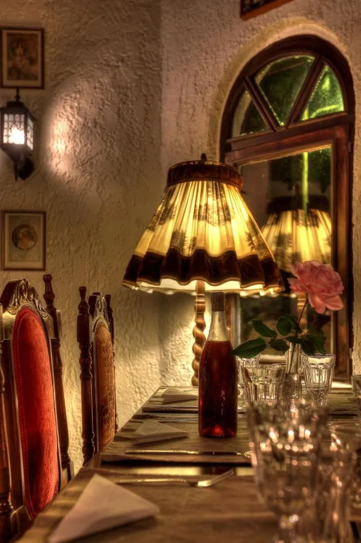 Food and drinks in Chateaux Constantin Agistro