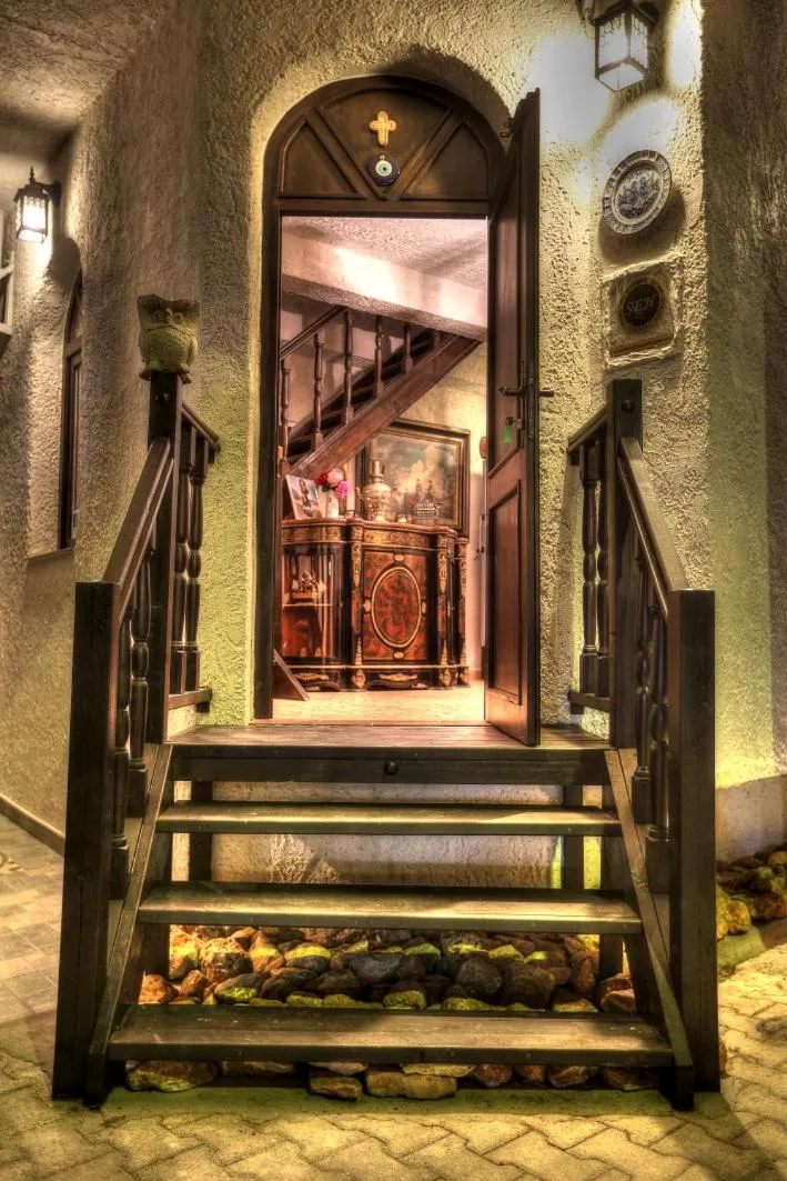 Restaurant/places to eat in Chateaux Constantin Agistro