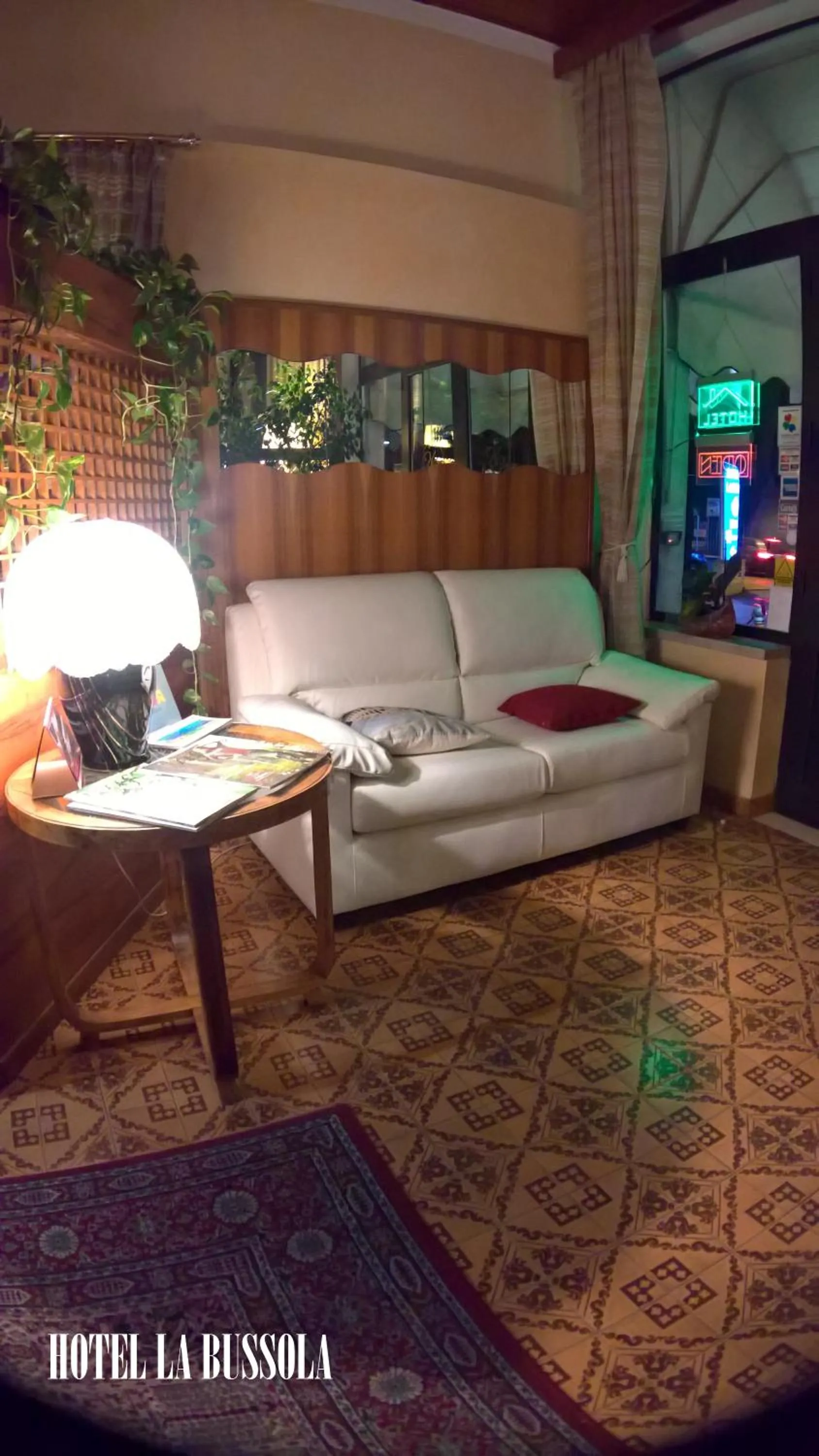 Living room, Bed in Hotel La Bussola