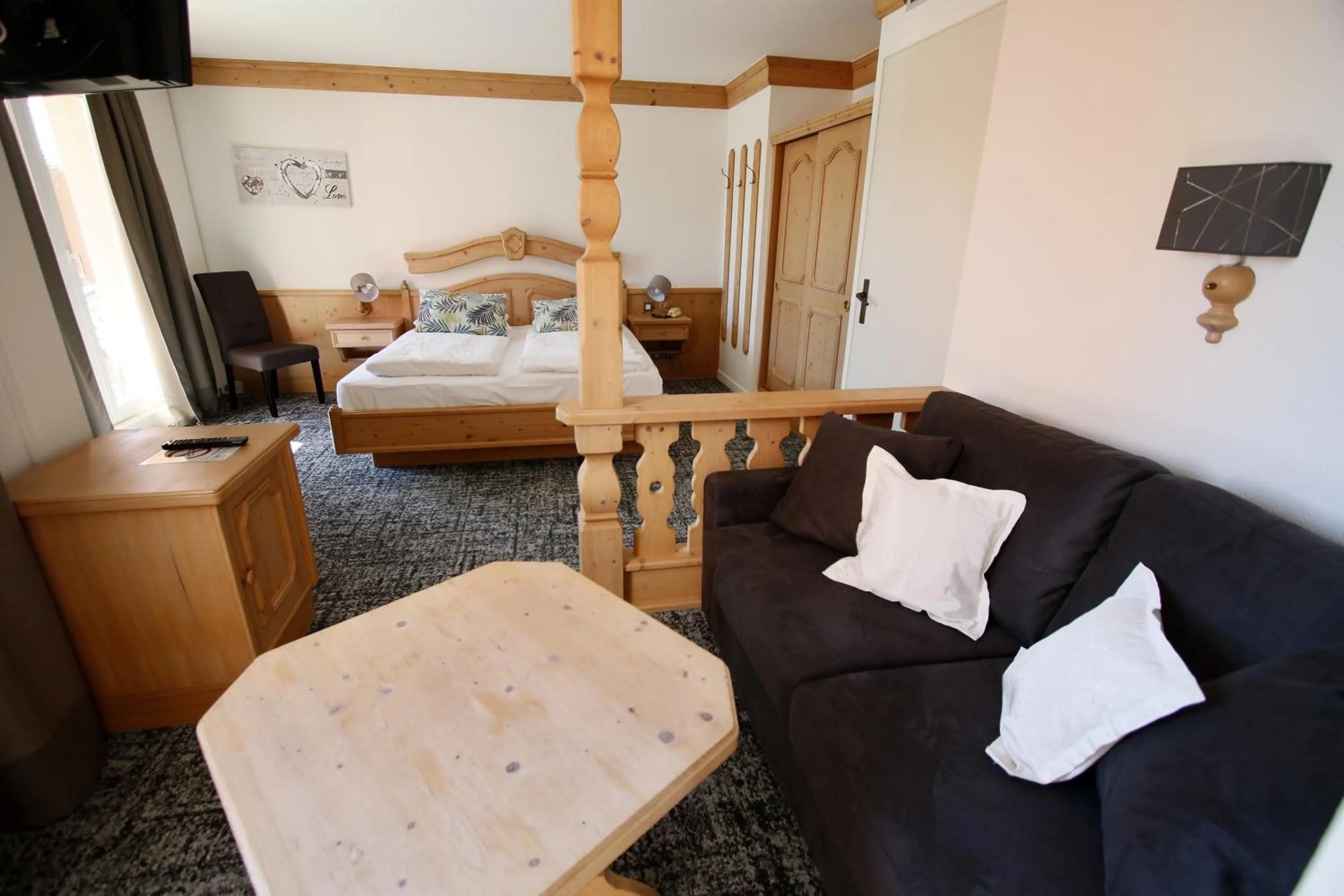 Seating area, Bed in Les Portes de la Vallee