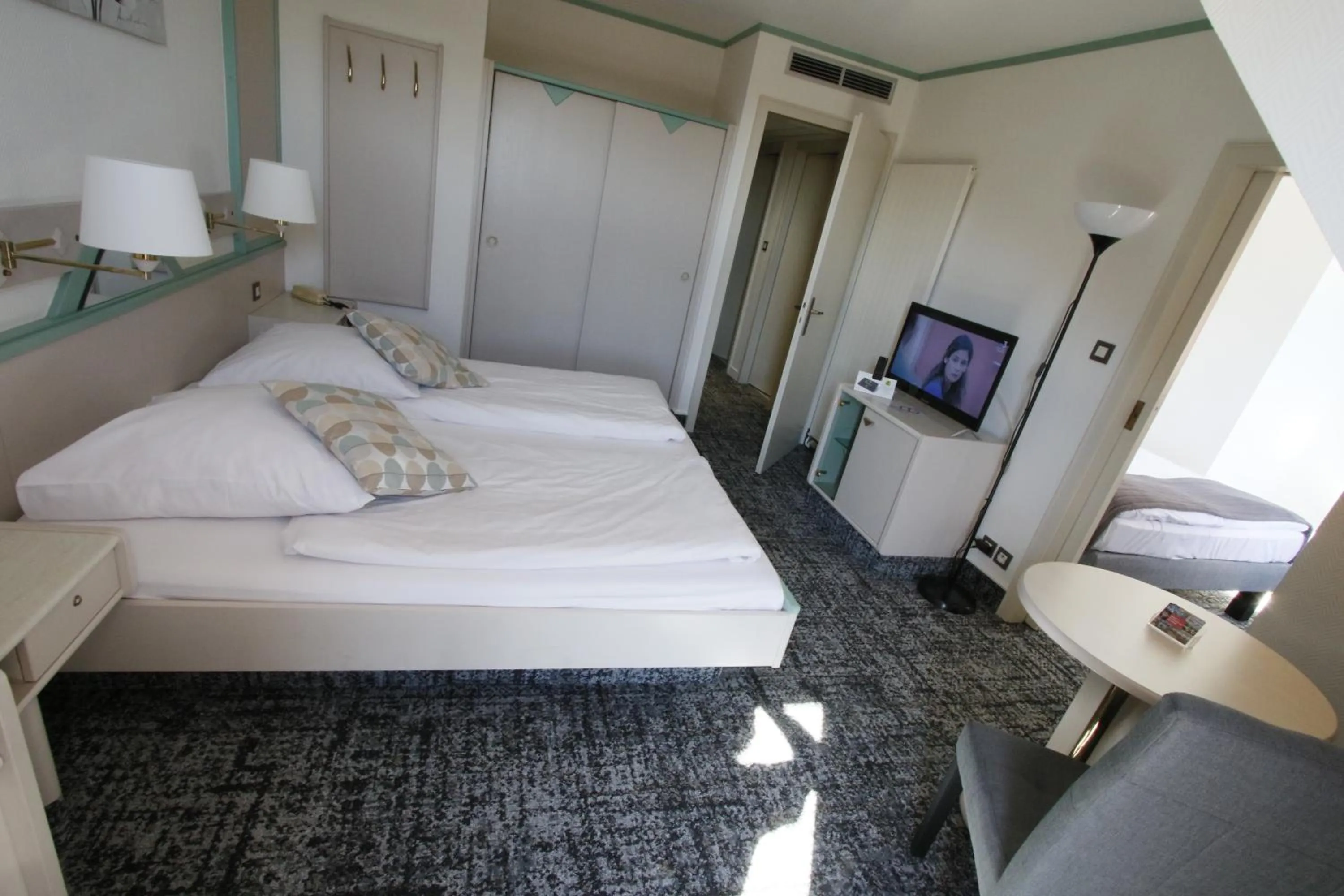 Photo of the whole room, Bed in Les Portes de la Vallee