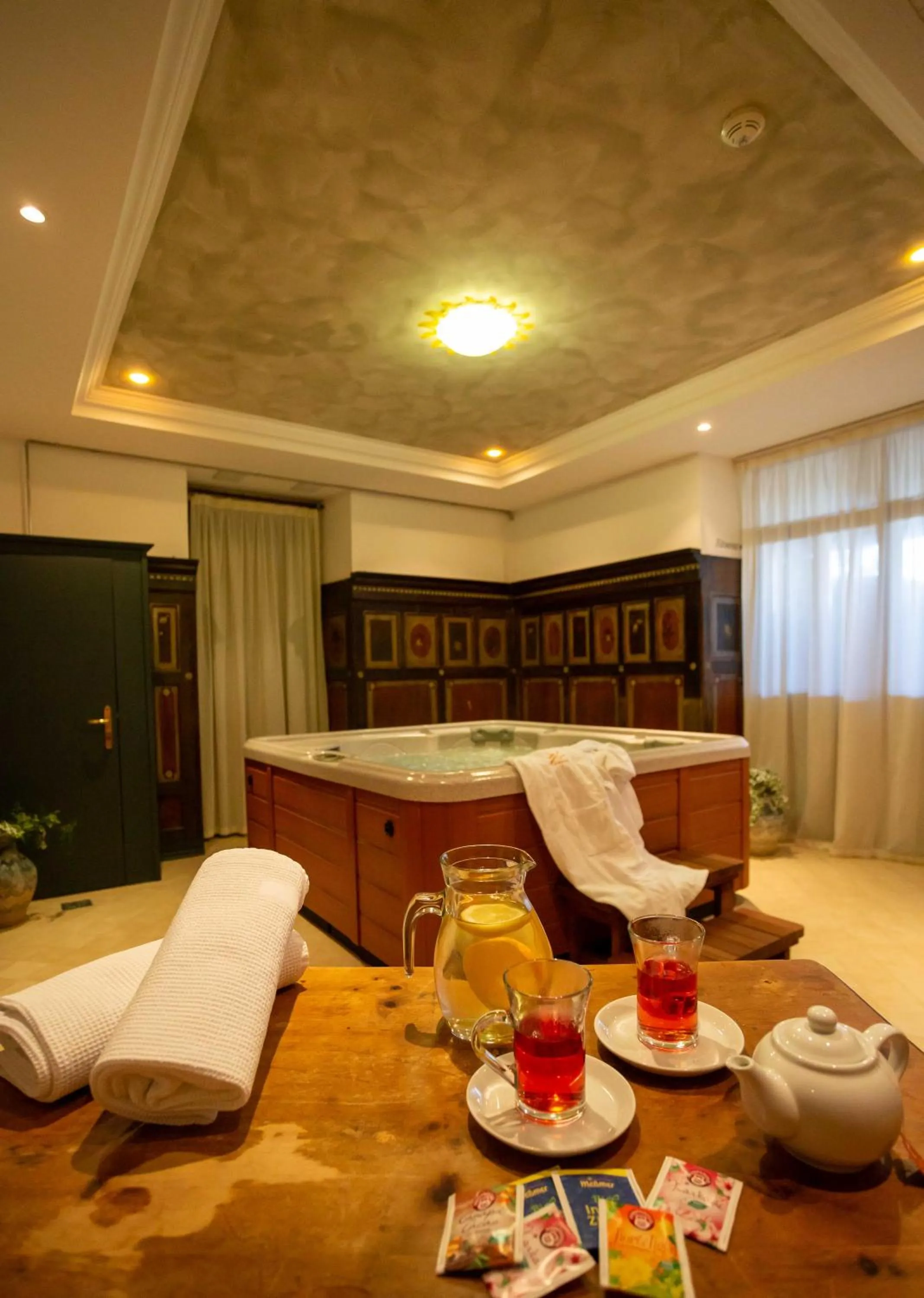 Hot Tub, Bed in Hotel Salegg