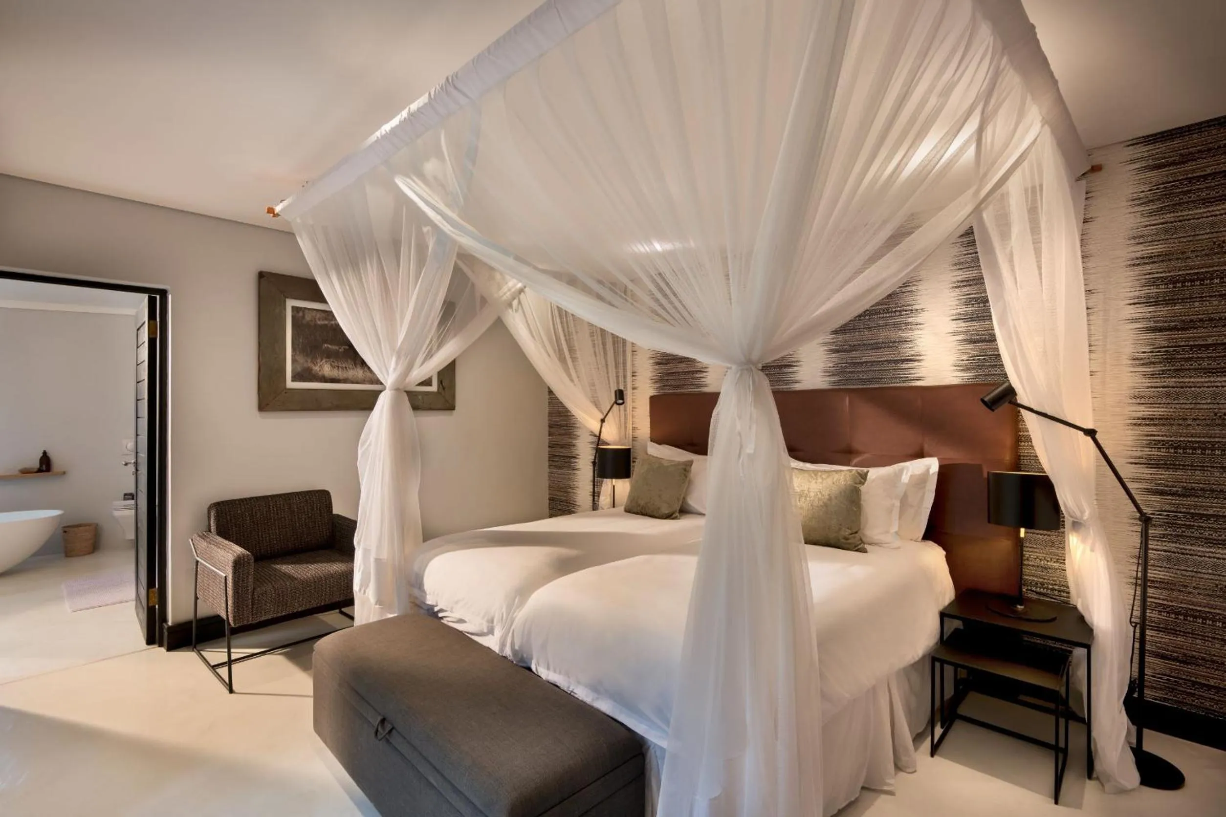 Bed in MHONDORO SAFARI LODGE & VILLA