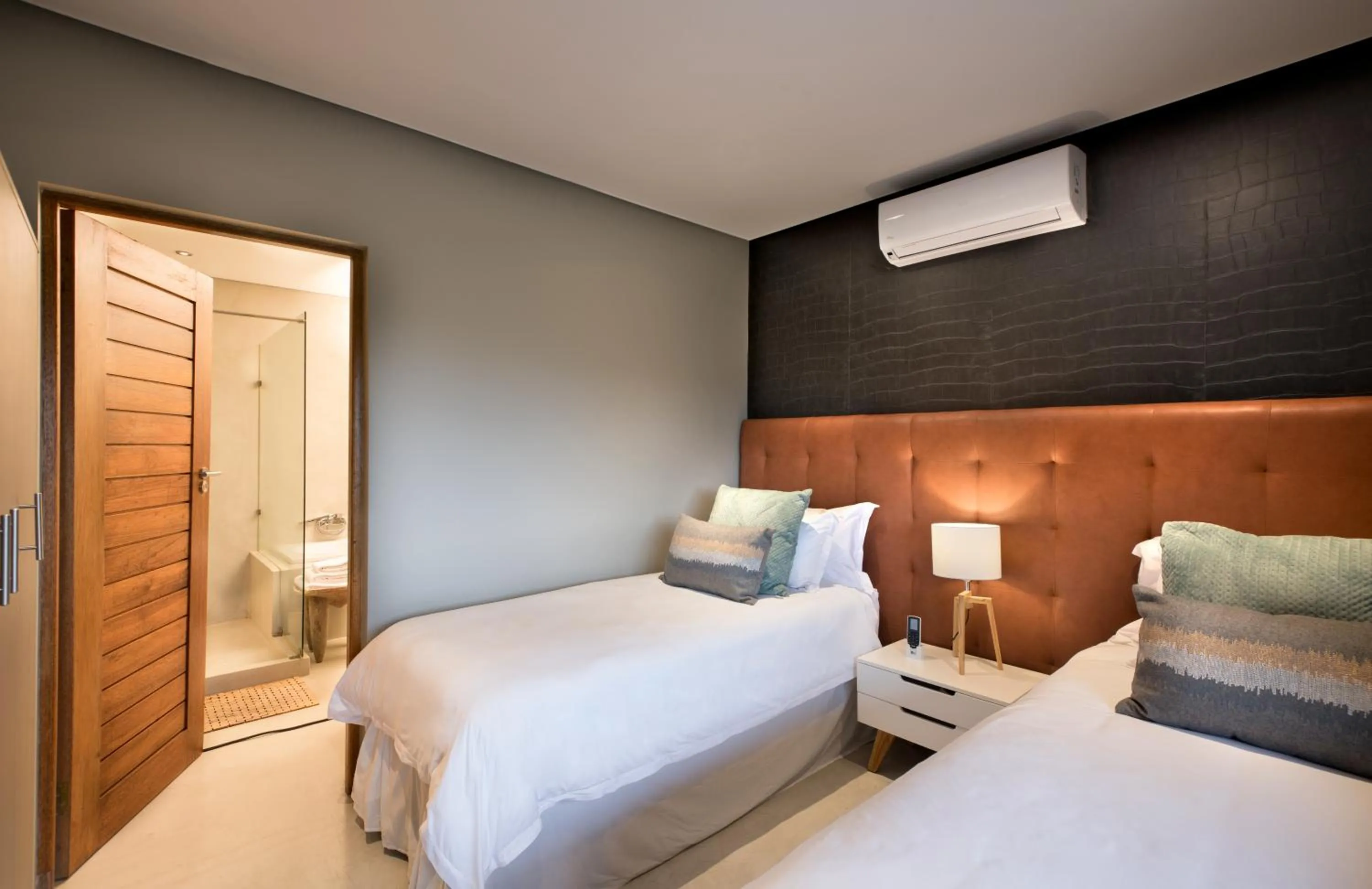 Bed in MHONDORO SAFARI LODGE & VILLA