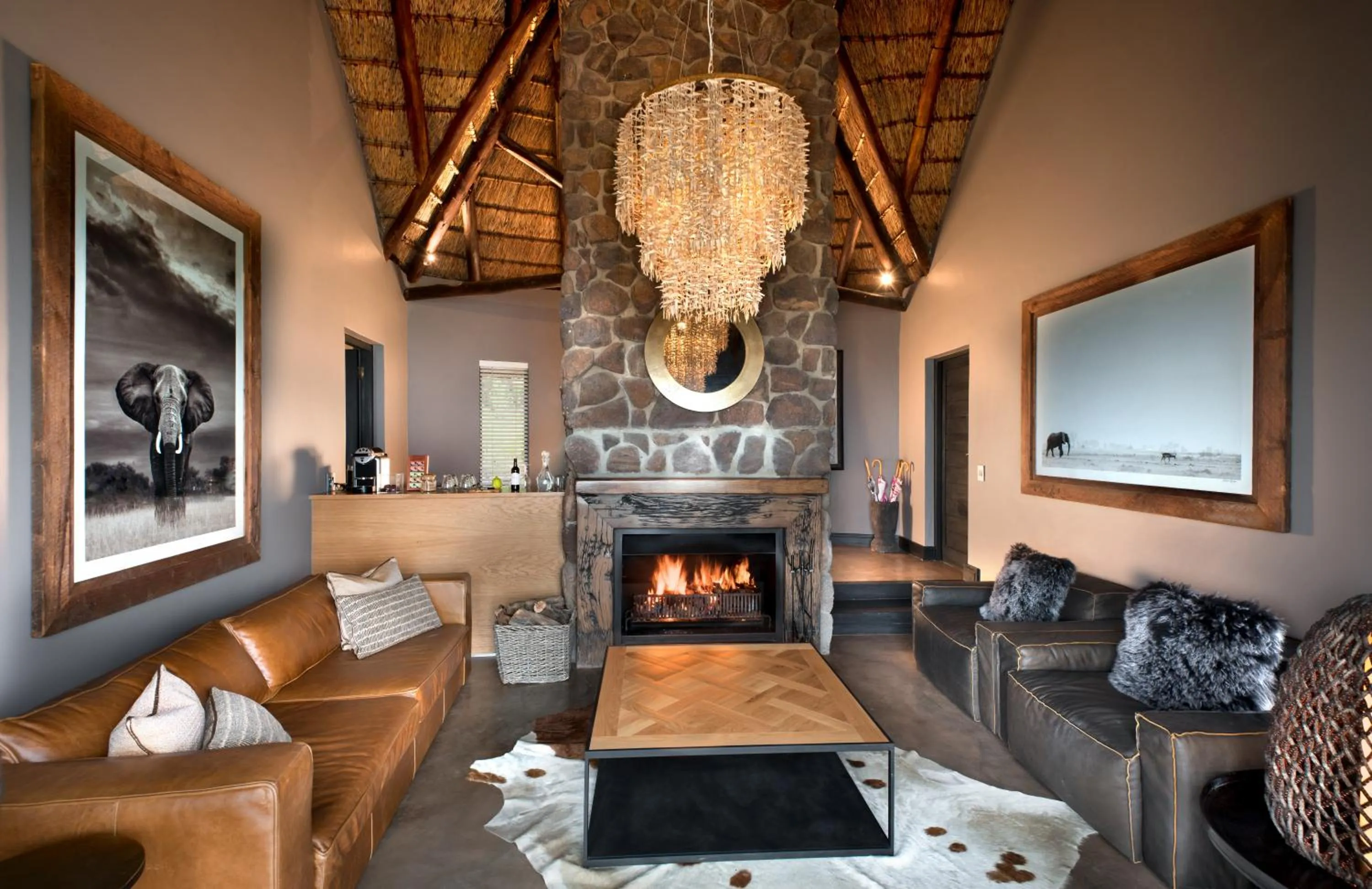 Living room in MHONDORO SAFARI LODGE & VILLA