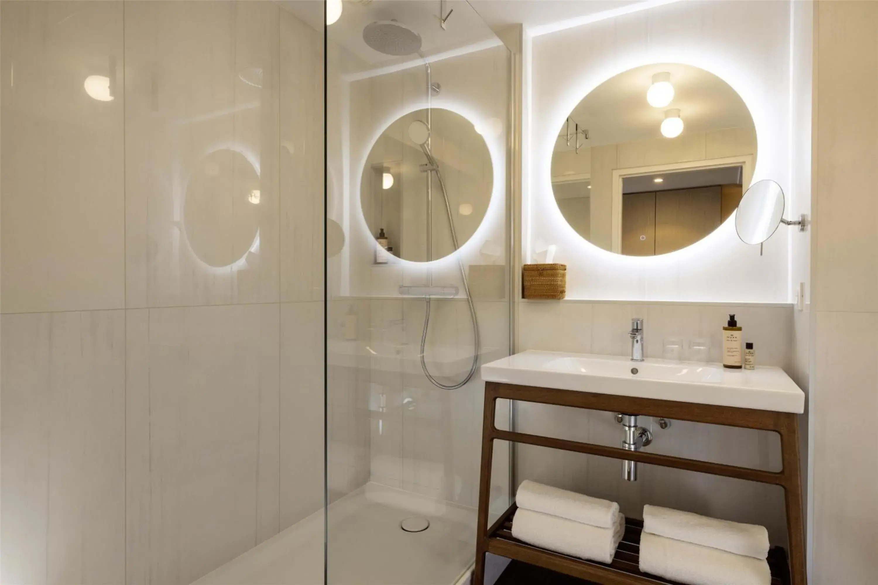 Superior Room with Lake View in Best Western Plus Hotel les Rives du Ter Superior Room with Lake View in Best Western Plus Hotel les Rives du Ter