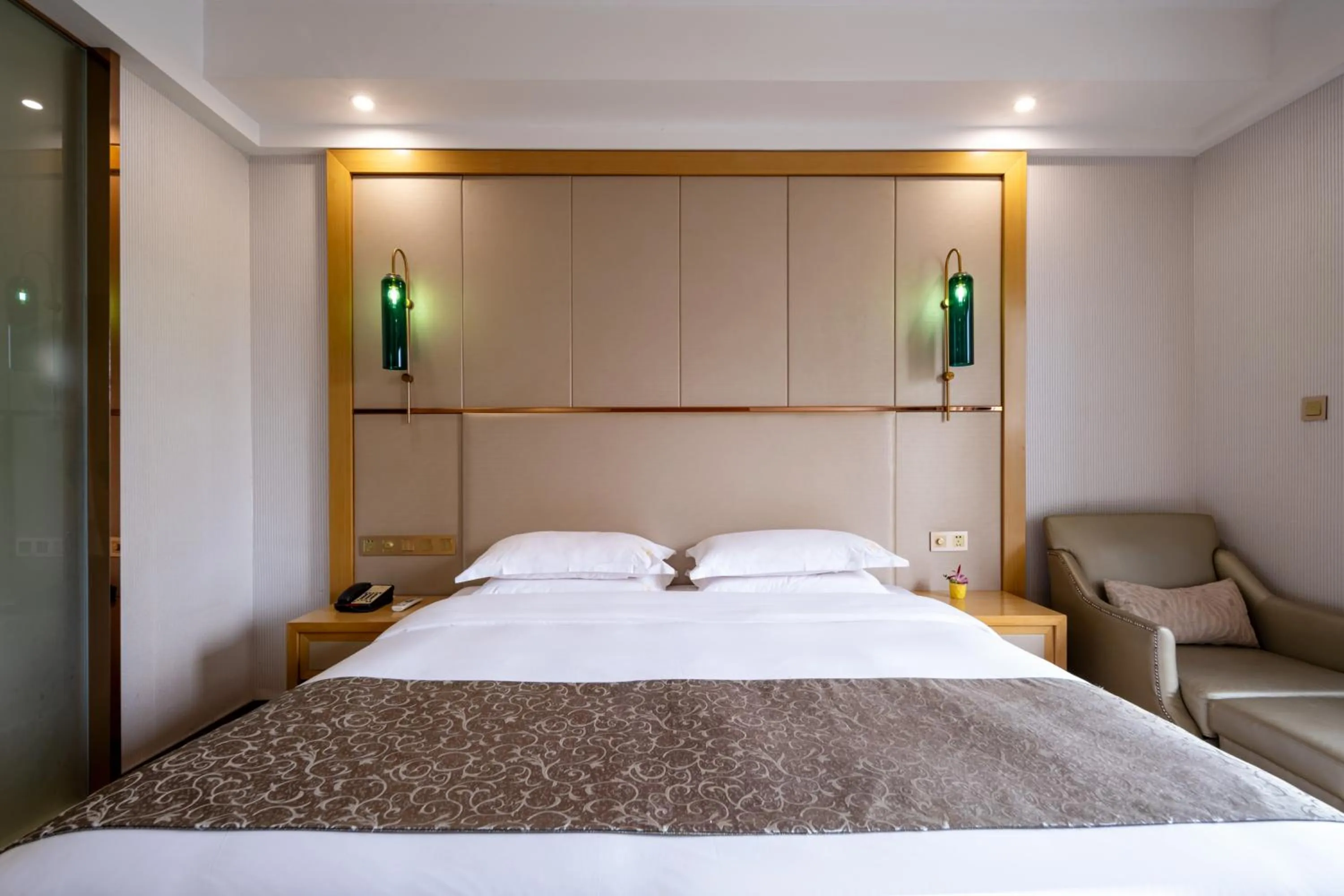 Bed in Xiamen Shuyue Hotel