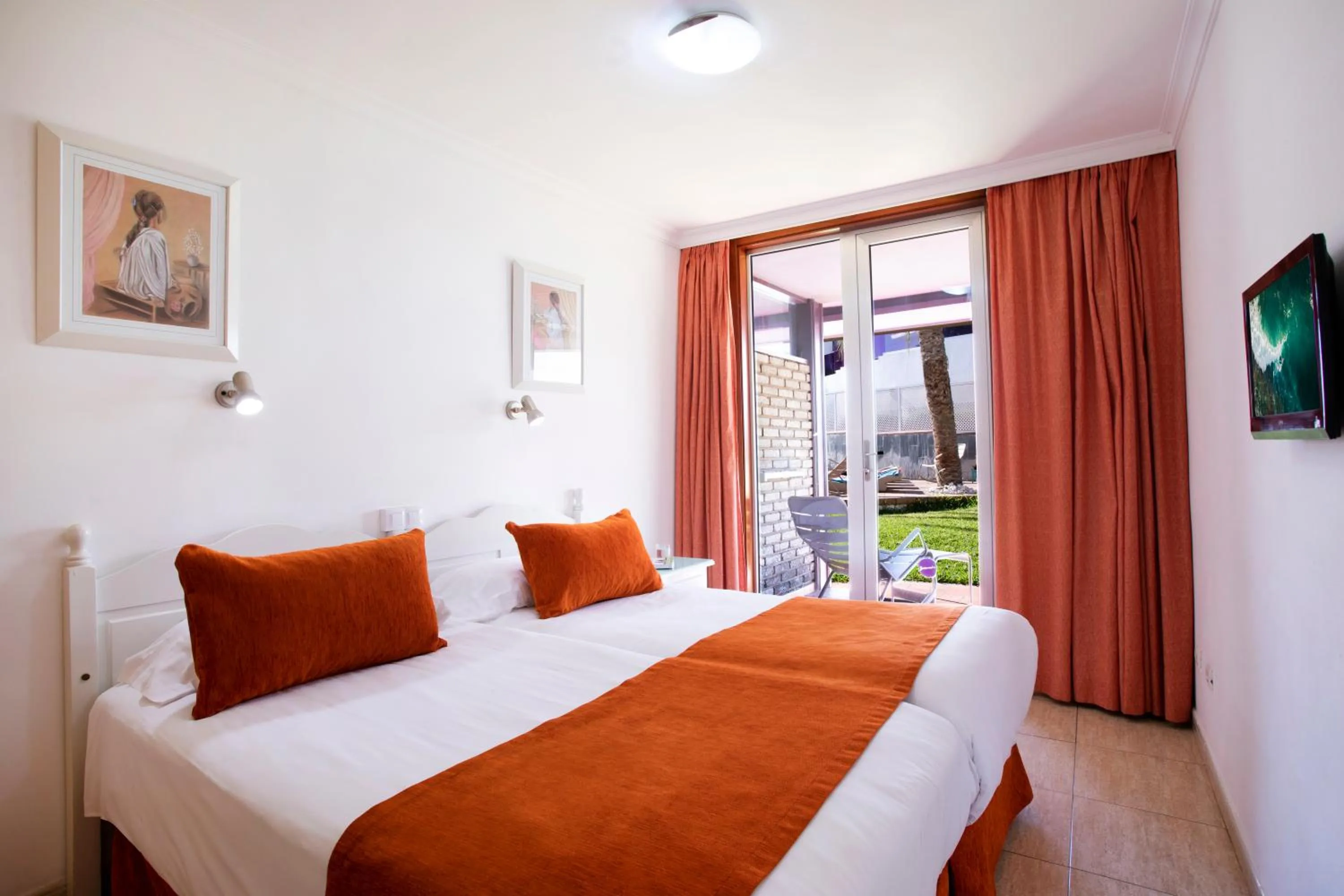 Bed in Jacarandas Beach