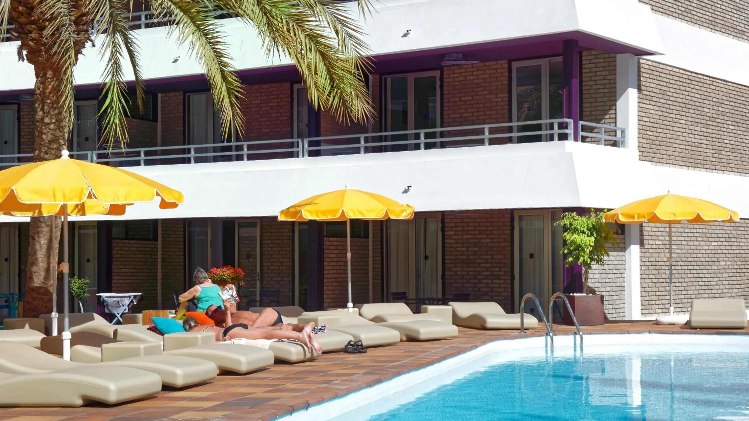 group of guests in Jacarandas Beach