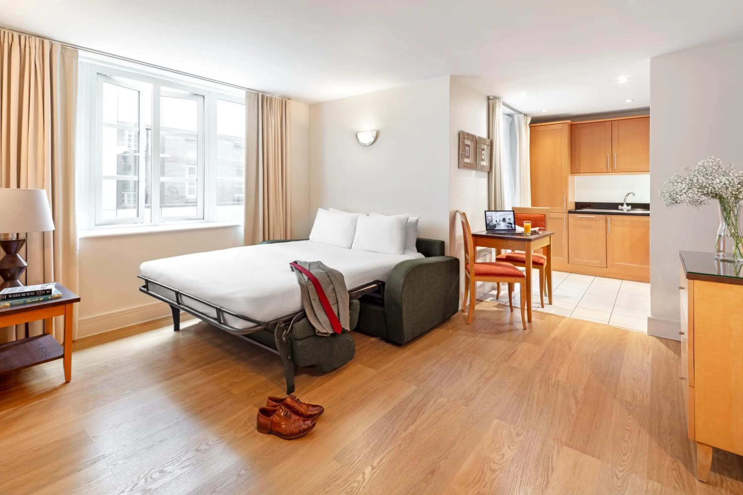 Living room, Bed in Marlin Apartments London City - Queen Street