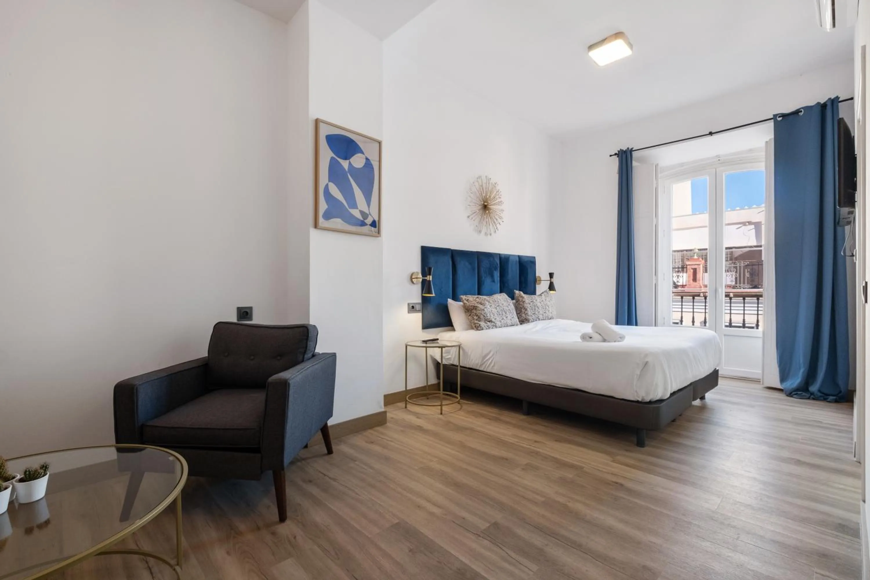 Photo of the whole room, Bed in Malaga City Suites