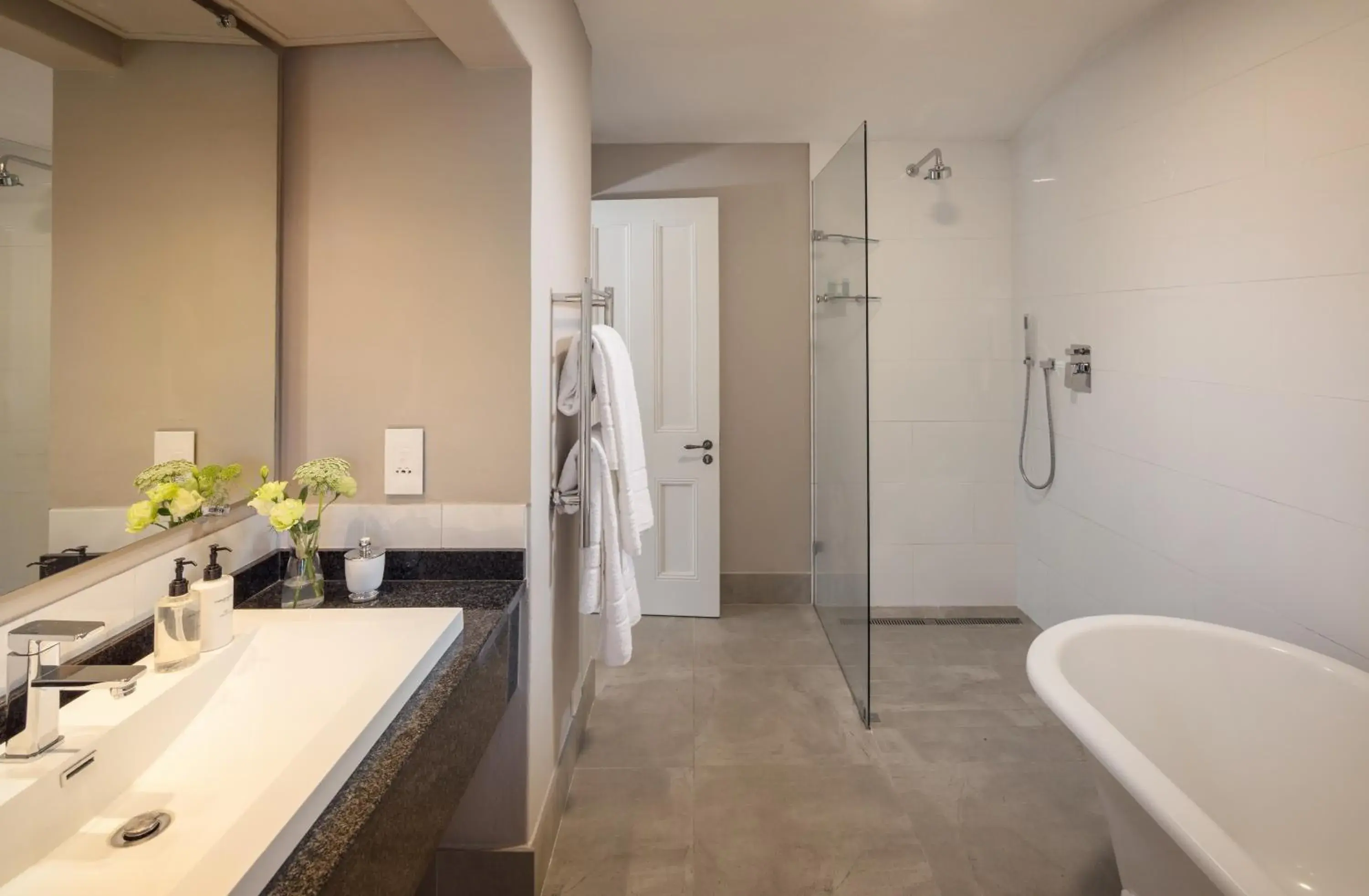 Grande Room in Le Quartier Francais Grande Room in Le Quartier Francais