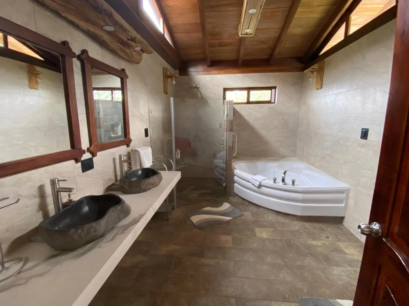 Bathroom, Bed in Hosteria Cananvalle
