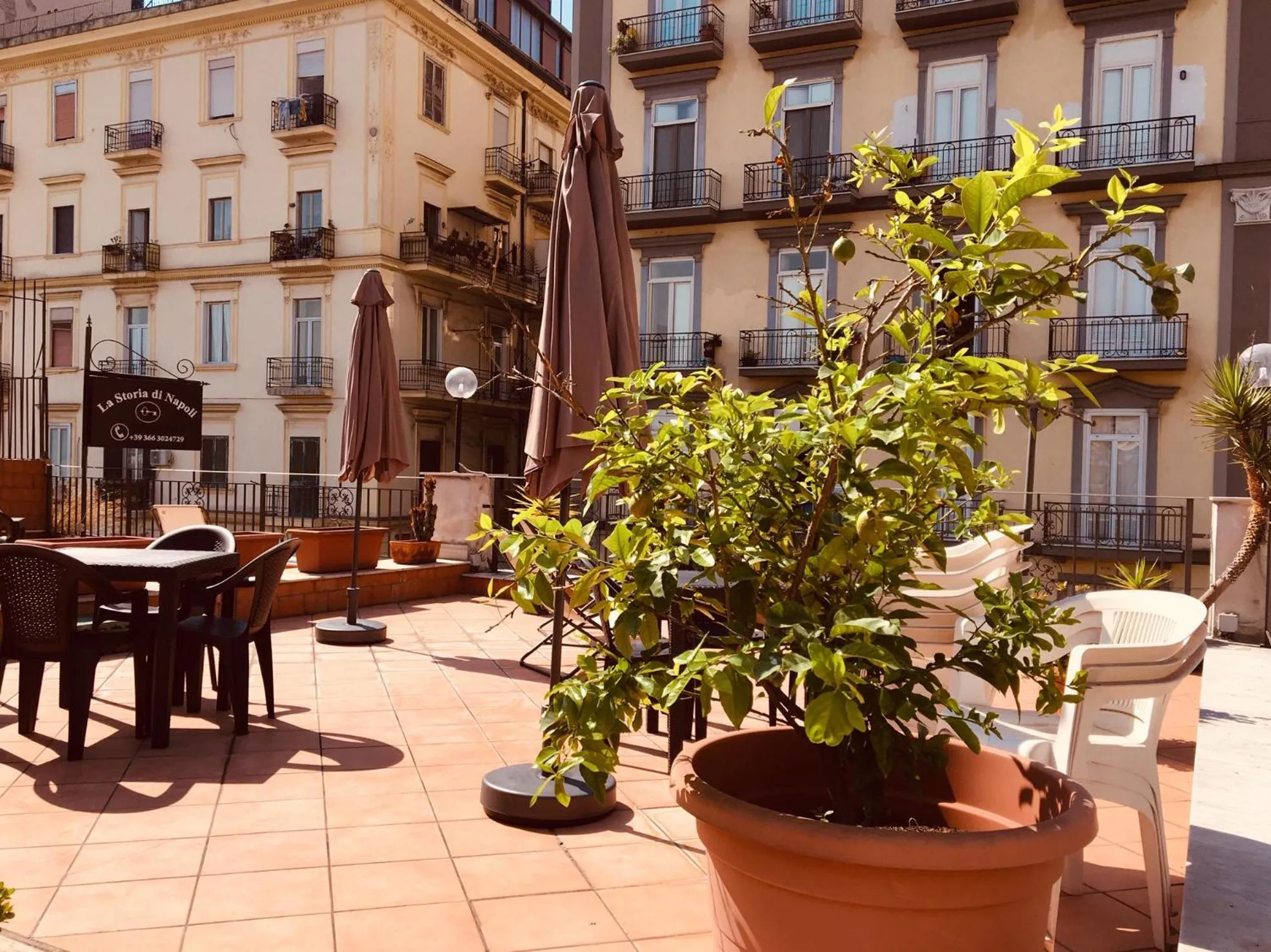 Property building in B&B La Storia Di Napoli