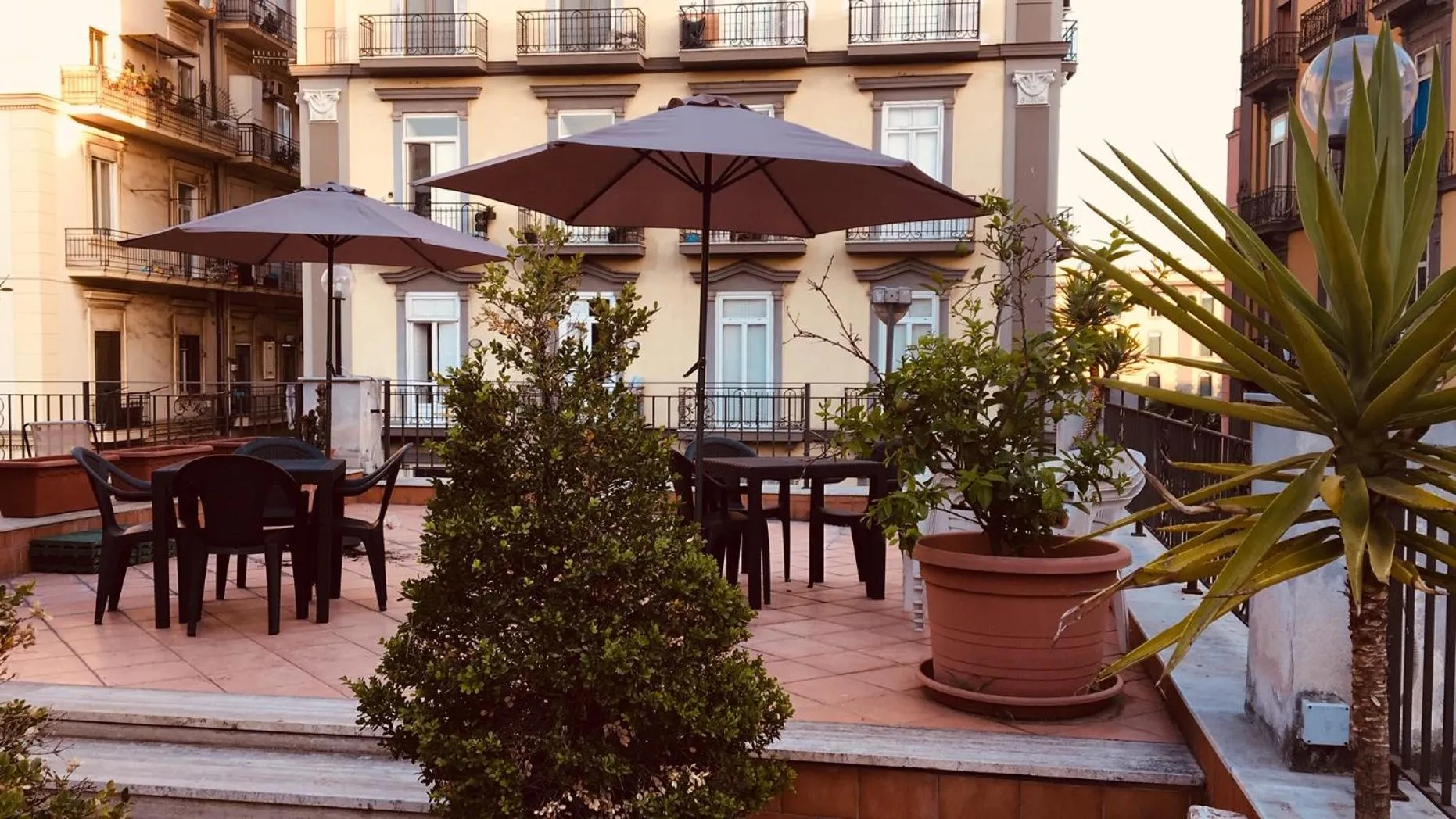 Property building in B&B La Storia Di Napoli