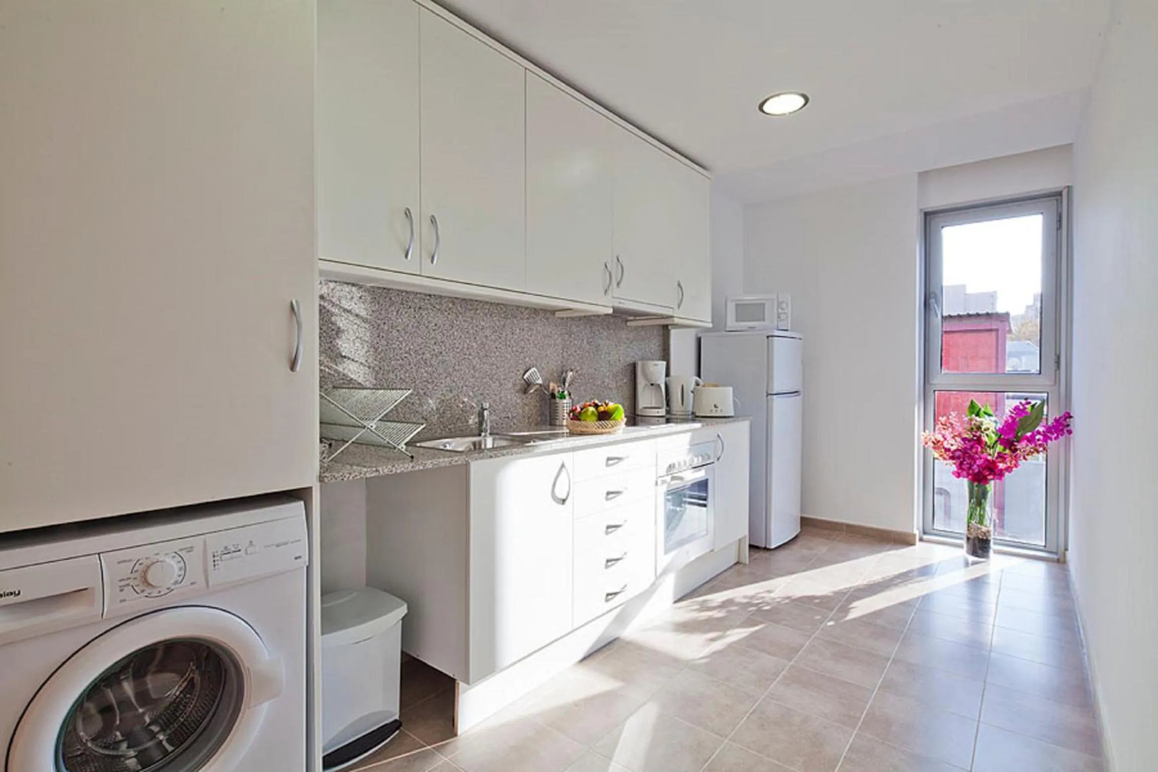 Kitchen or kitchenette in Charmsuites Nou Rambla