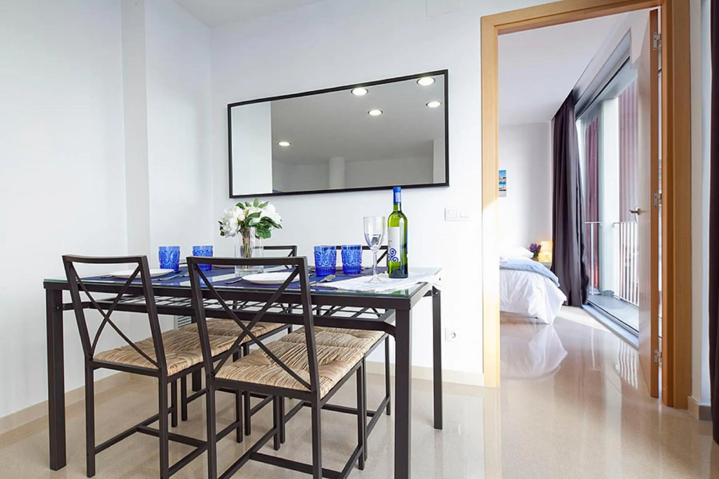 Dining area in Charmsuites Nou Rambla