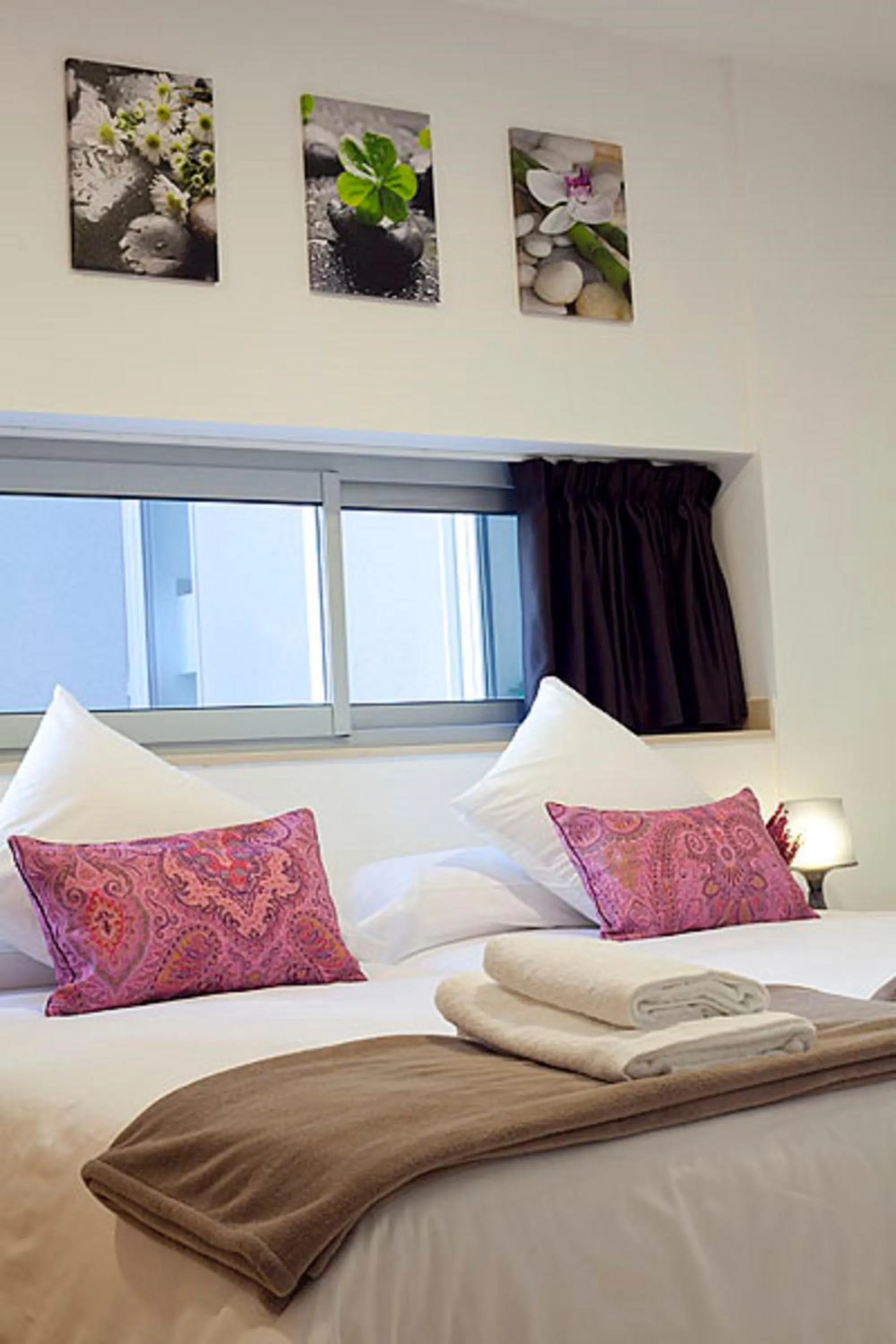 Bed in Charmsuites Nou Rambla