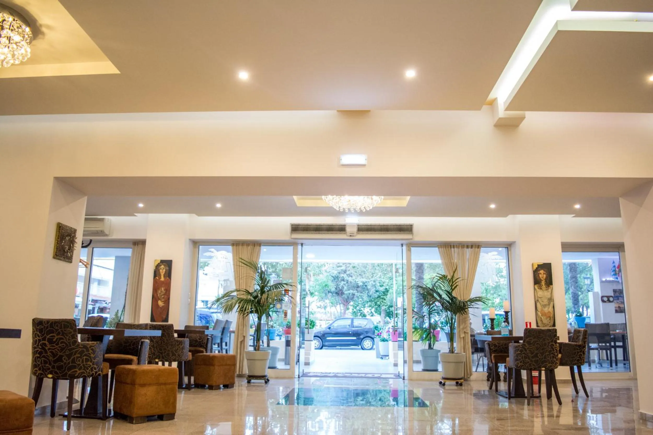 Restaurant/places to eat in Hotel Europe