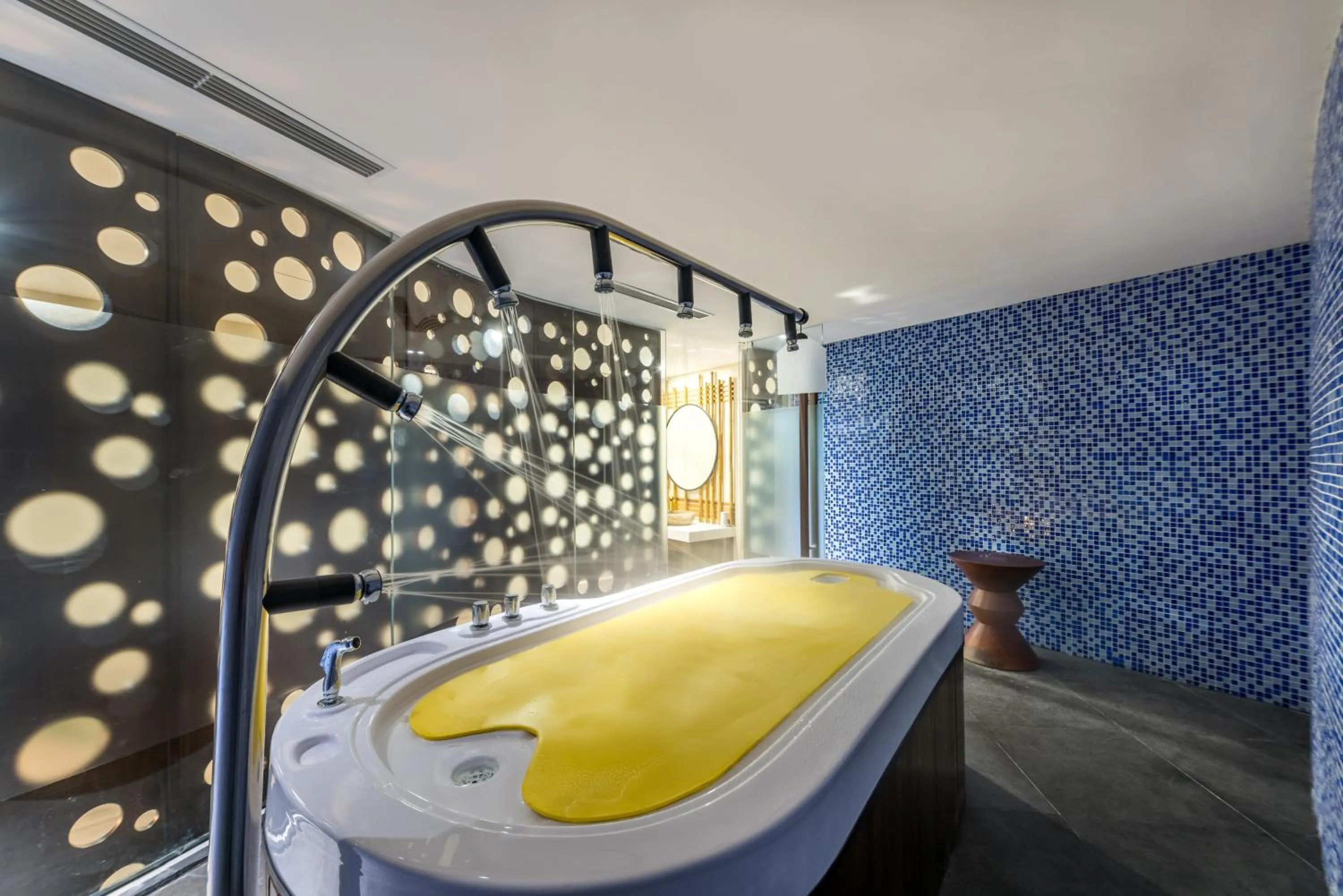 Hot Tub, Bed in Flamingo Resort Dai Lai