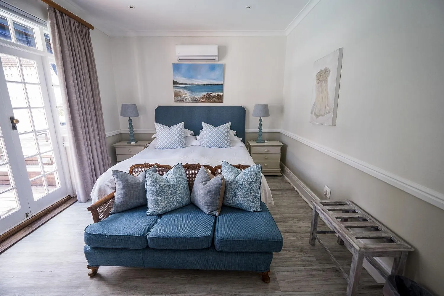 Photo of the whole room, Bed in Admiralty Beach House